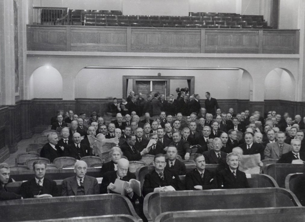 Stortingsmøte i Festiviteten på Hamar. Møtet måtte avbrytes fordi tyske styrker var på vei.