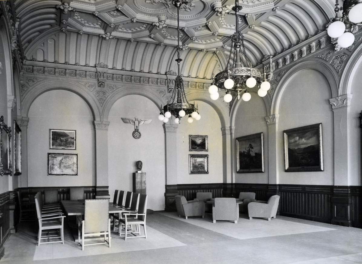 Terboven brukte Eidsvollsgalleriet på Stortinget som sitt kontor under store deler av okkupasjonen. Rommet ble blant annet dekorert med en byste av Adolf Hitler.