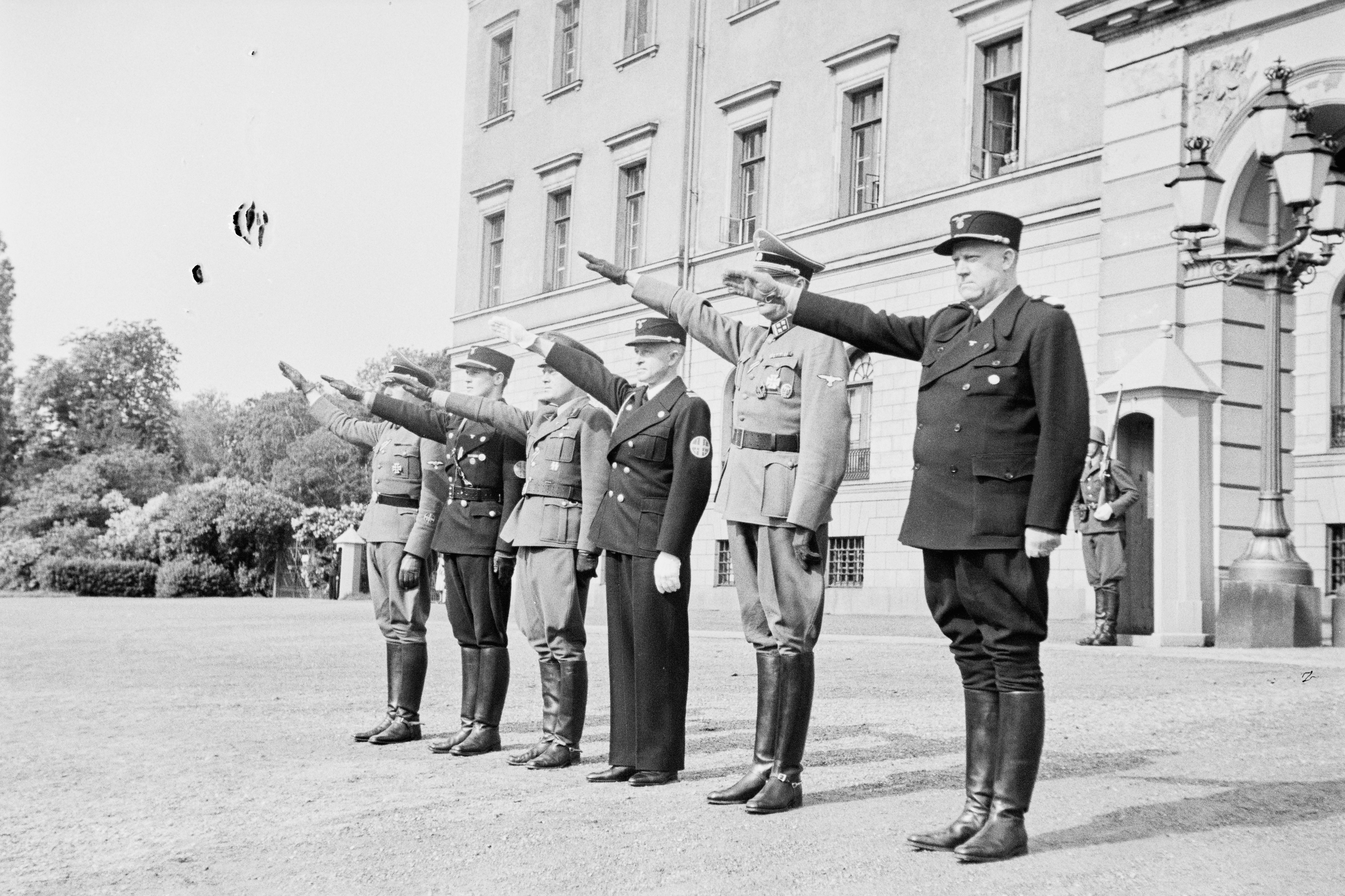 Vidkun Quisling med flere viser nazihilsen utenfor Slottet i Oslo.