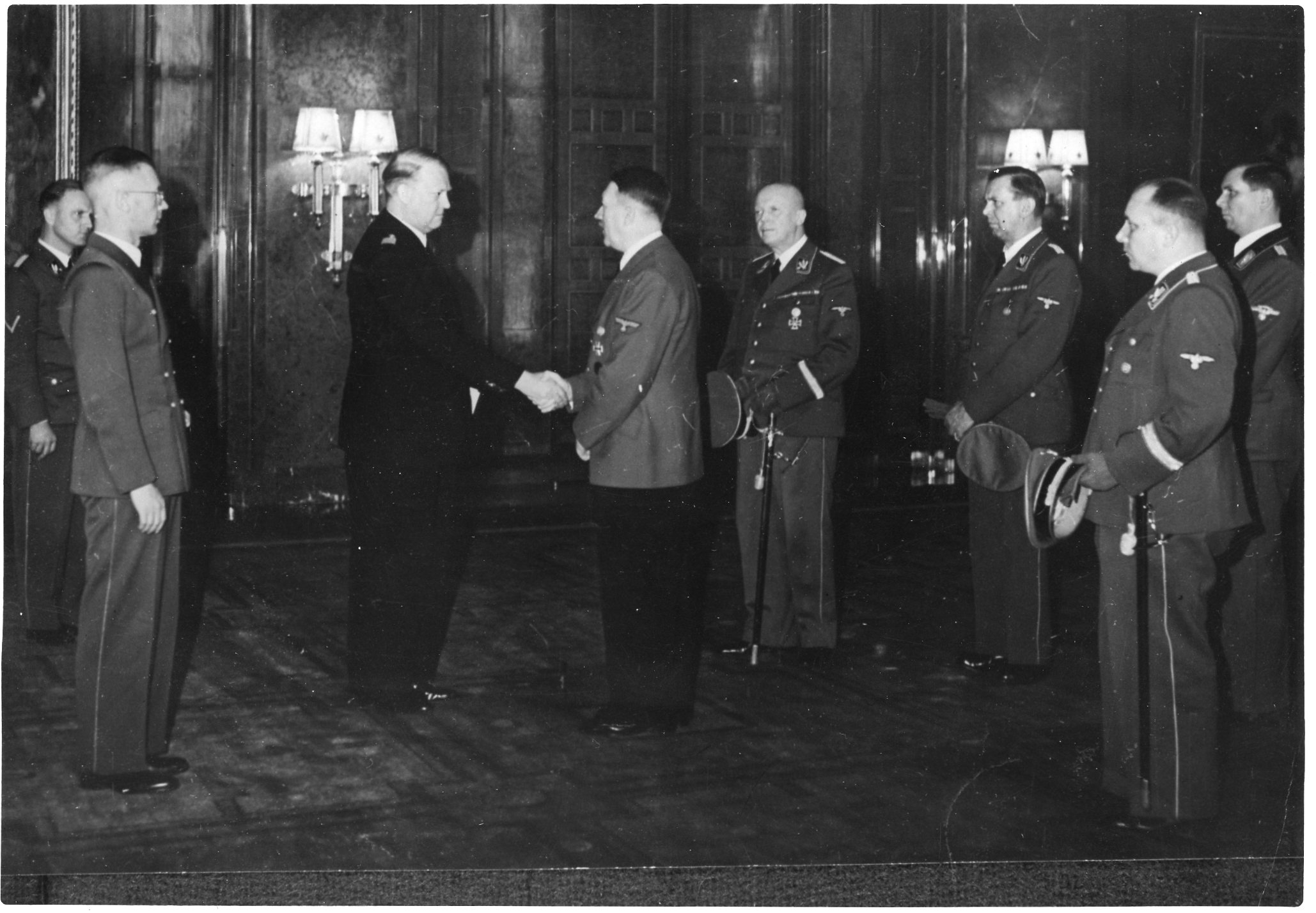 Vidkun Quisling hilser på Adolf Hitler.