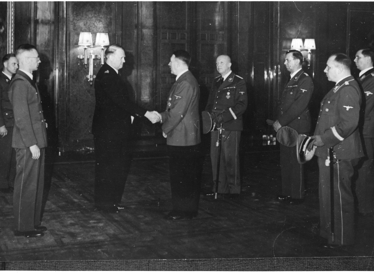 Josef Terboven (til venstre) og Vidkun Quisling (i midten) på statsbesøk hos Adolf Hitler i Berlin i 1942.