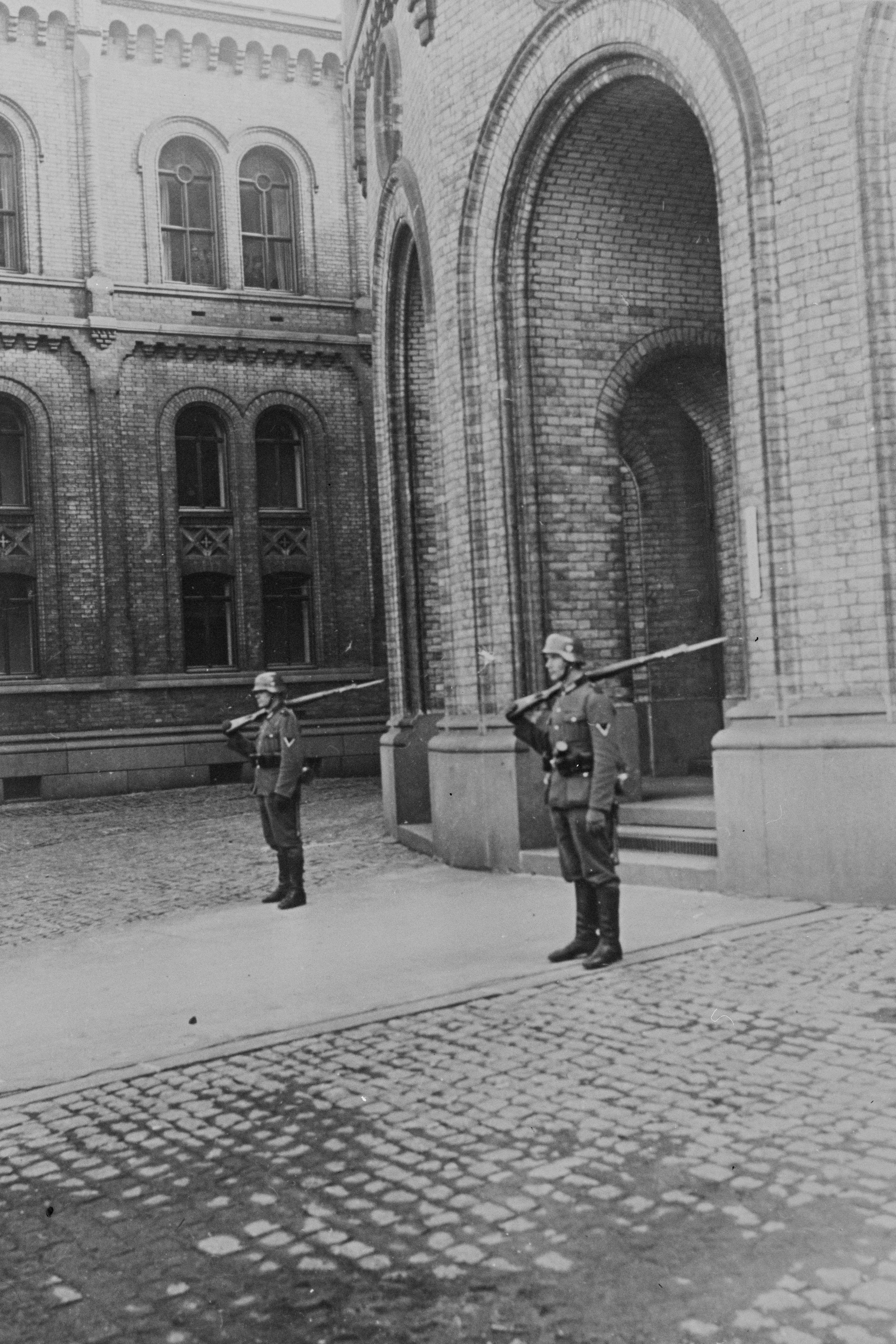 Tyske soldater holder vakt utenfor Stortinget.