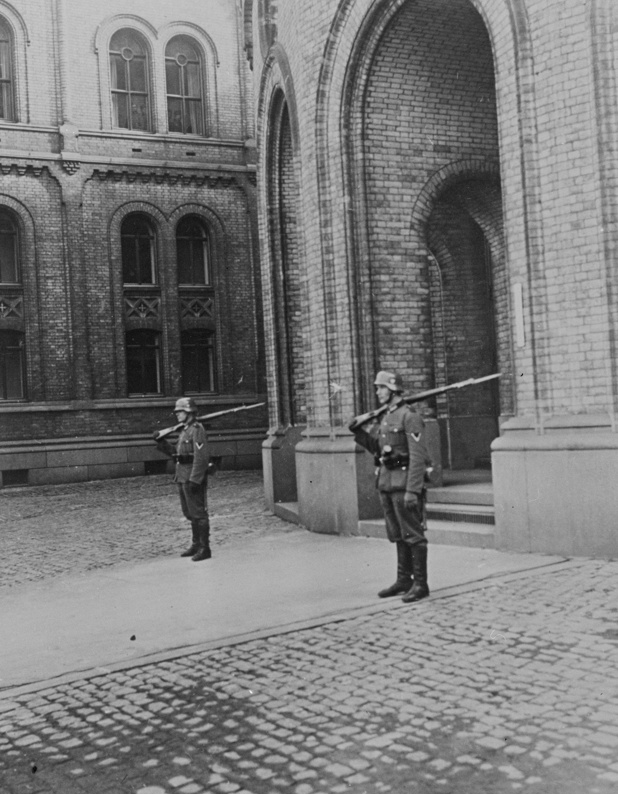Her holder to tyske soldater vakt utenfor stortingsbygningen.