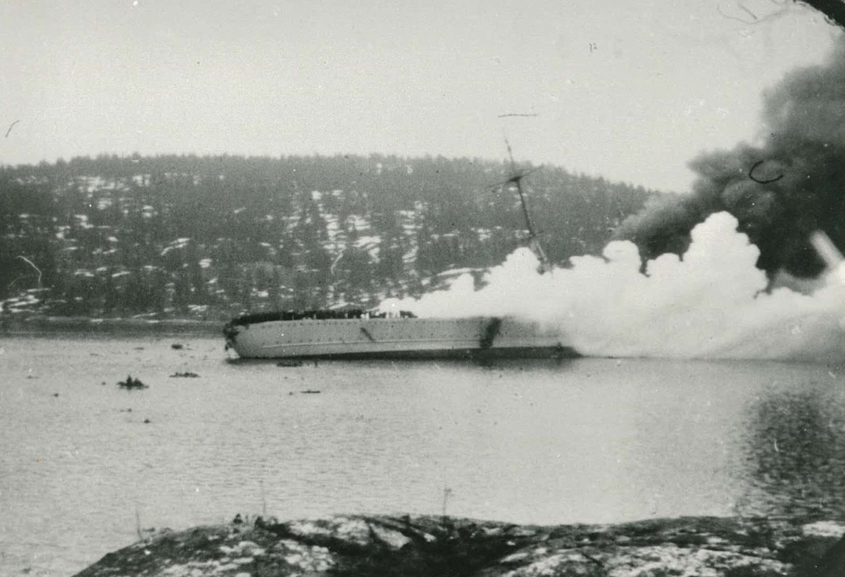 Blücher synker i Oslofjorden.