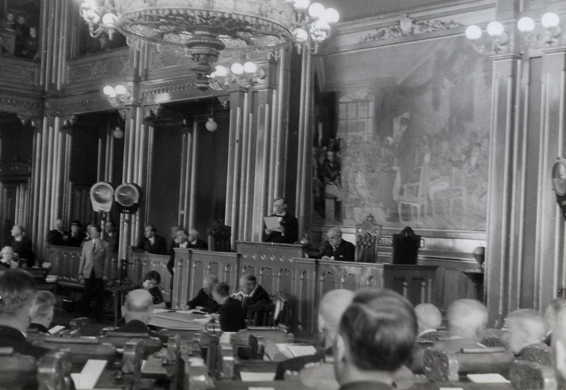 Stortingssalen med stortingspresident Hambro på presidentpodiet.