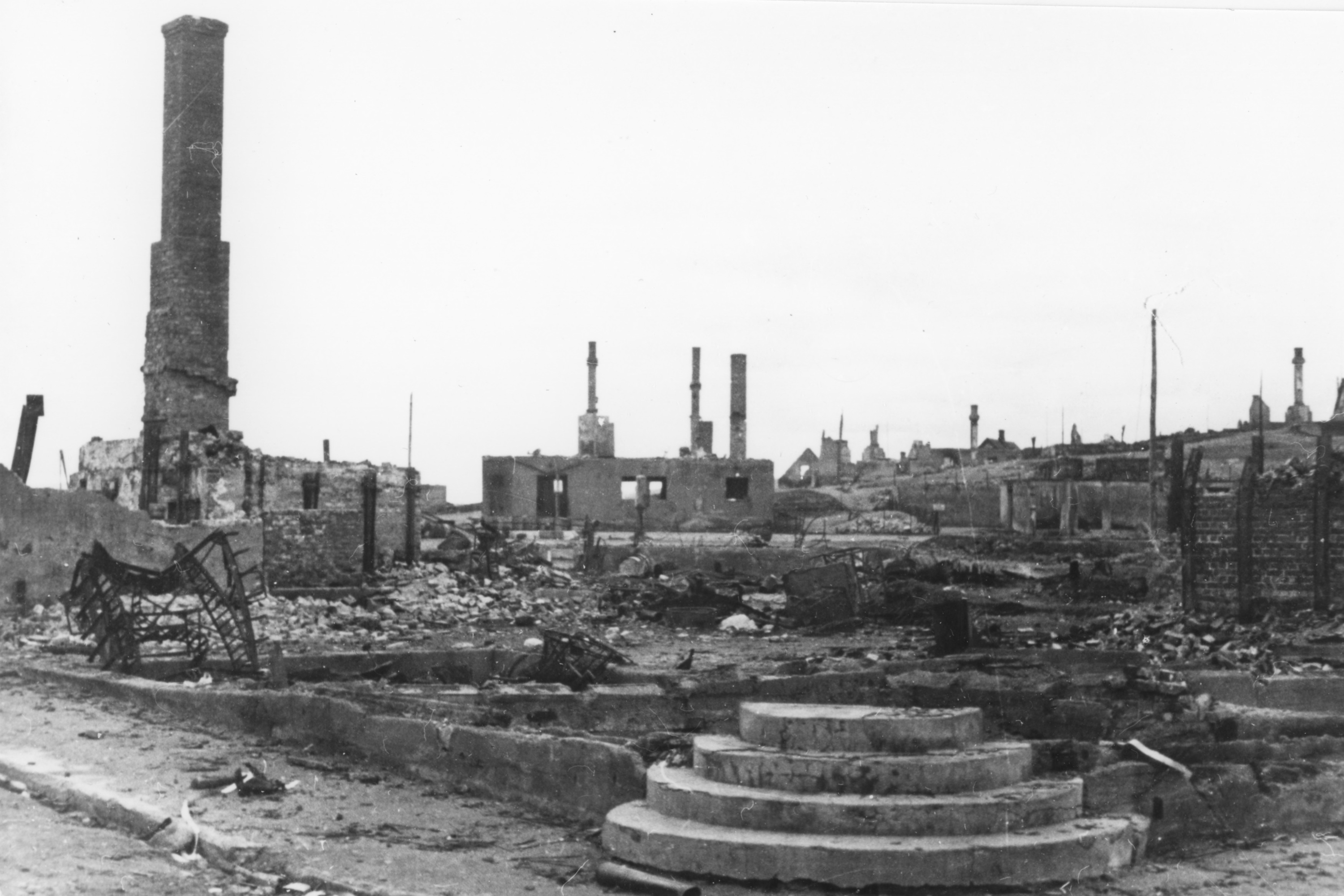 Ruiner av bygninger i Kirkenes sentrum.