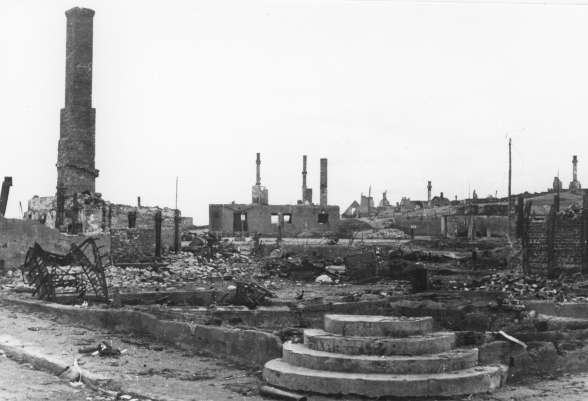 Ruiner av bygninger i Kirkenes sentrum.