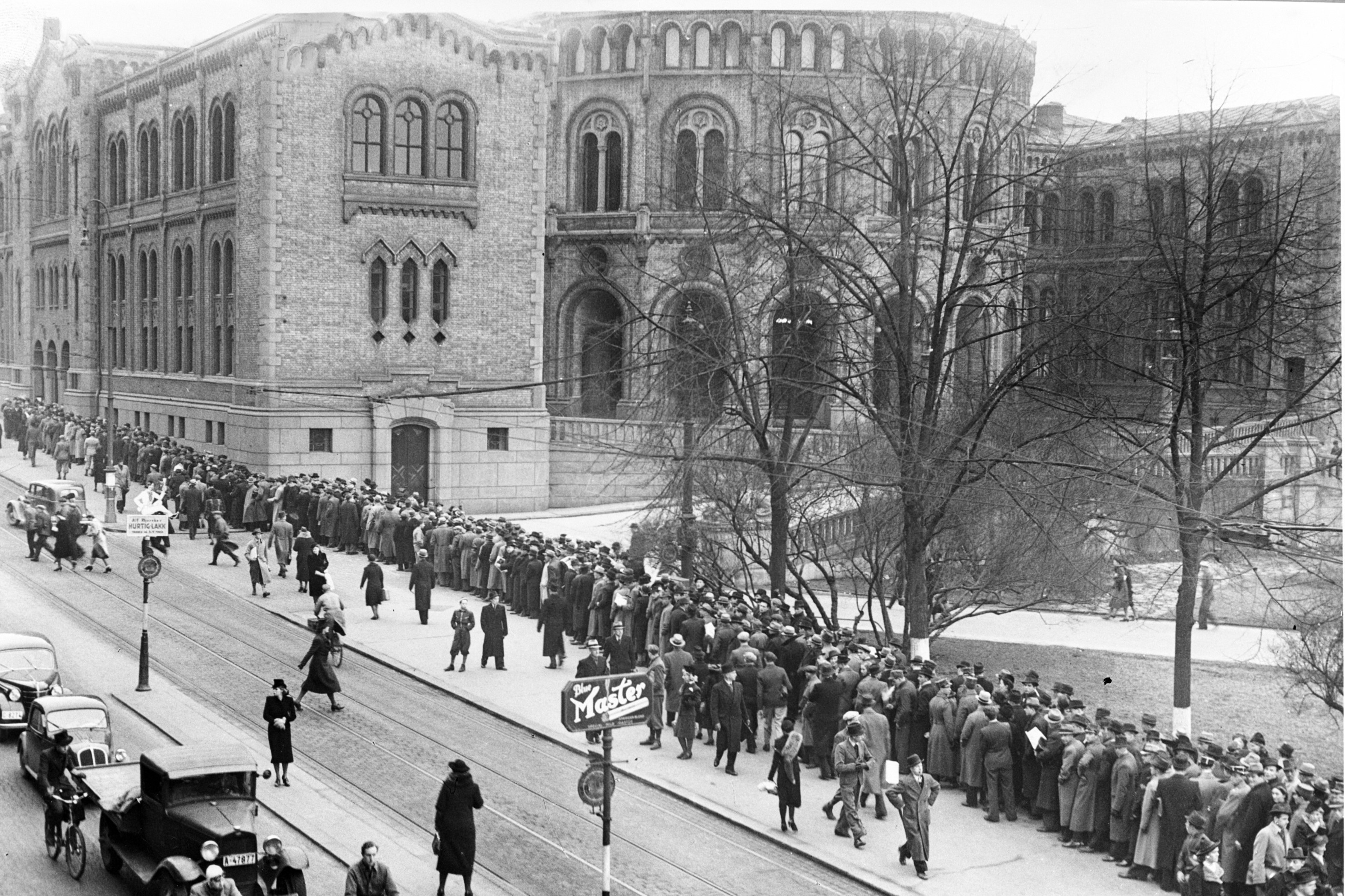 Lang kø til publikumsgalleriet på Stortinget.