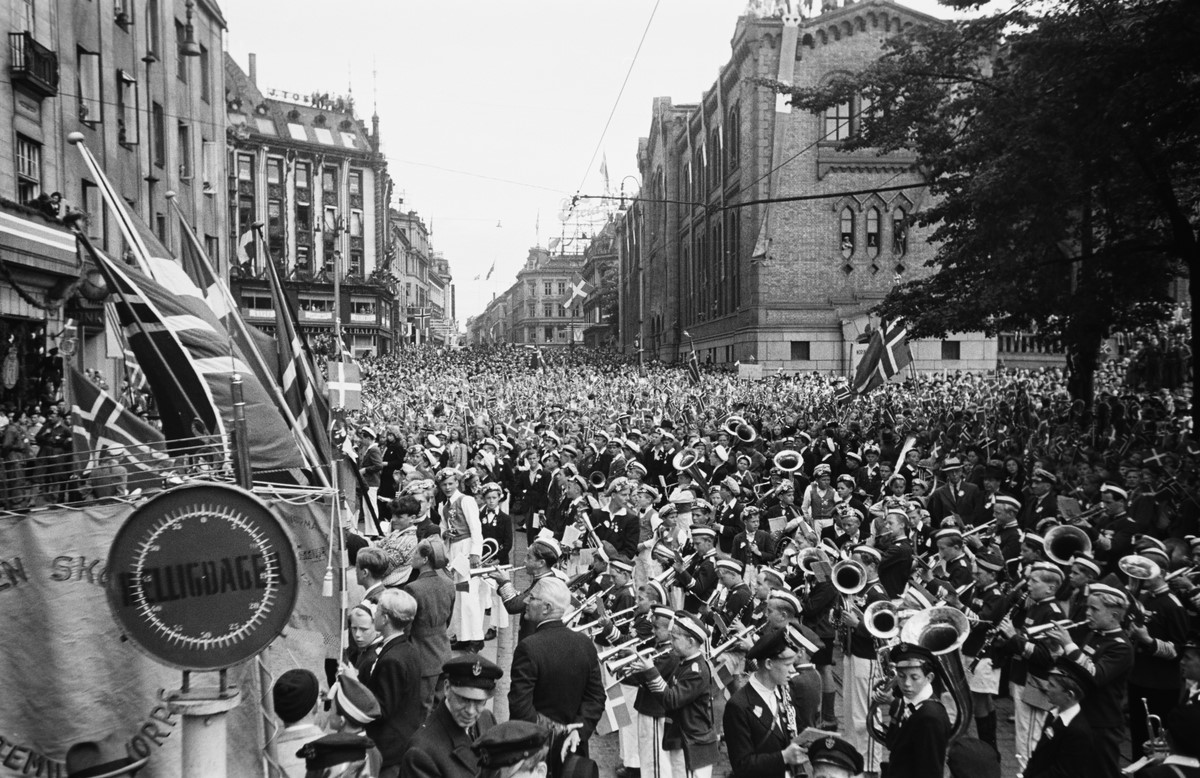 Stor folkemengde utenfor Stortinget.