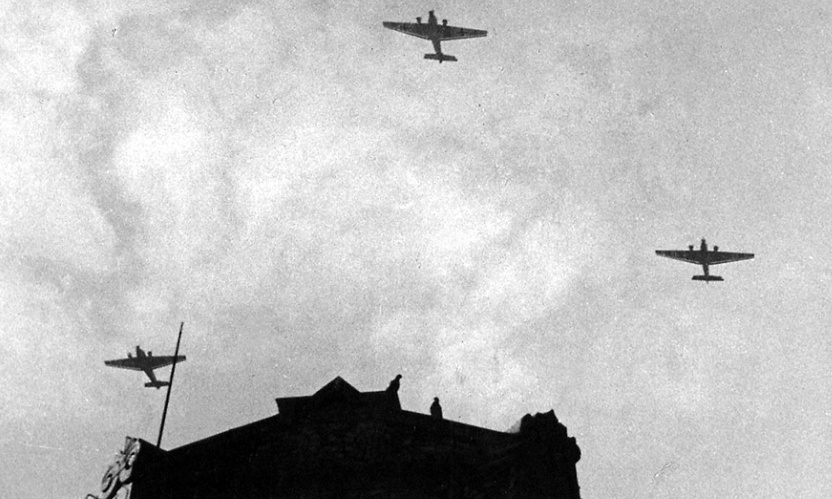 Tyske fly over Stortinget.