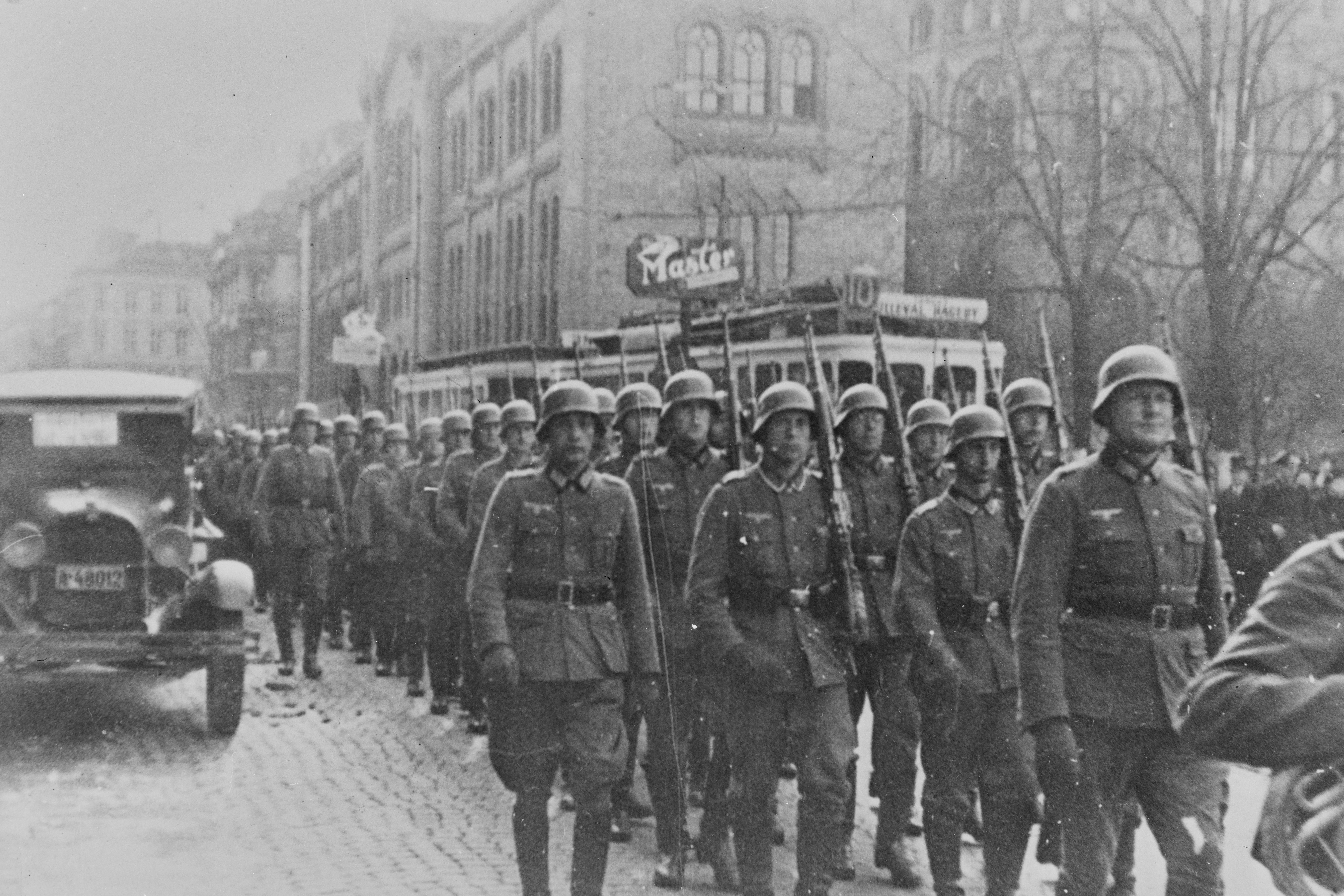 Tyske soldater marsjerer nedover Karl Johans gate.