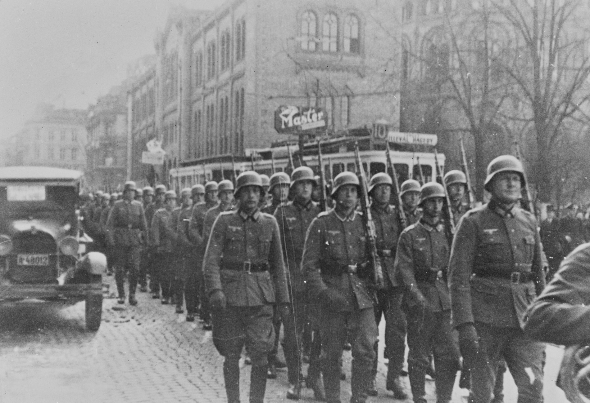 Tyske soldater marsjerer nedover Karl Johans gate.