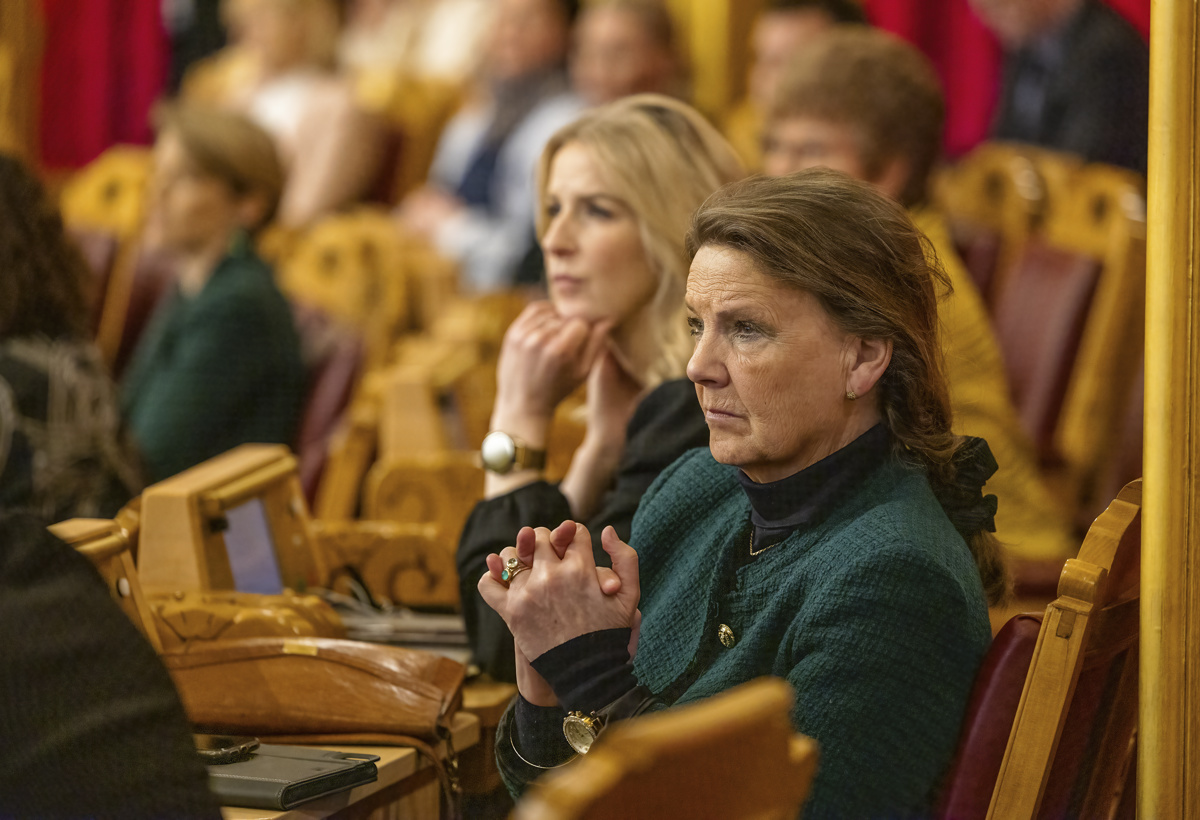 To representanter sitter i stortingssalen.