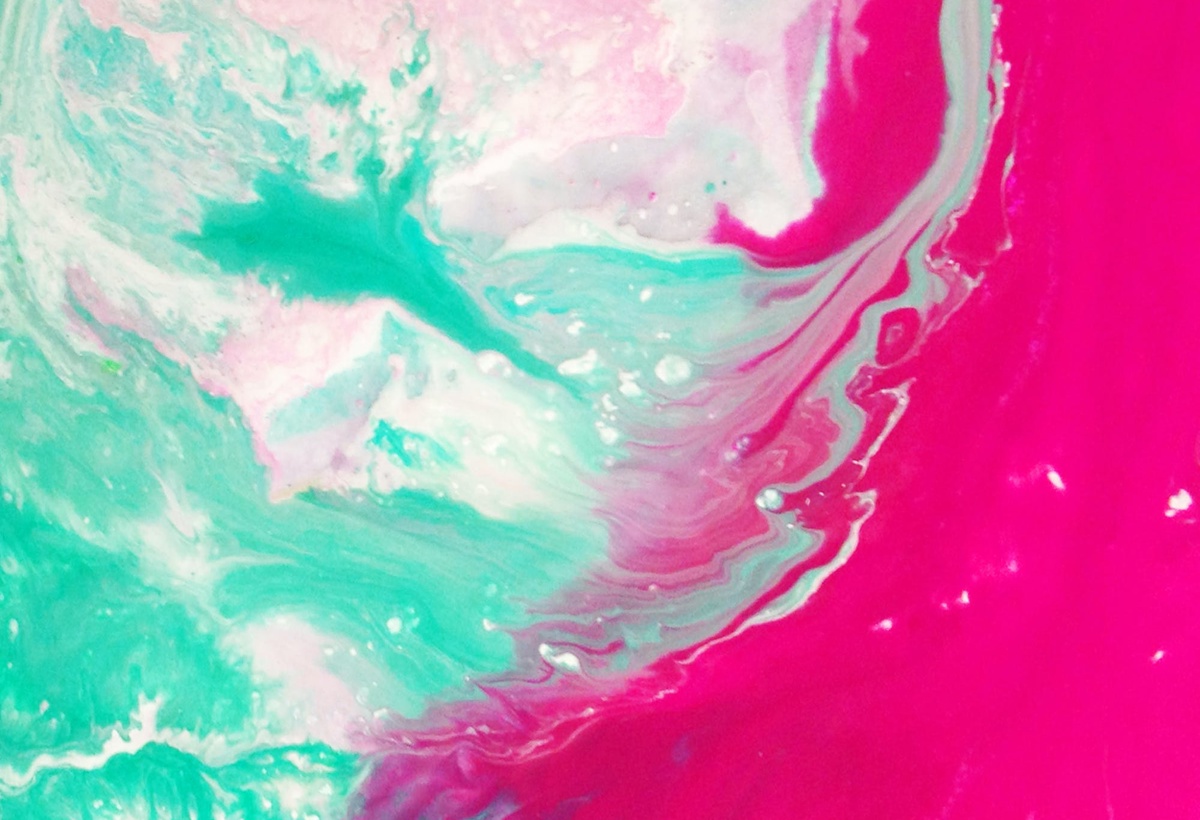 Akvarellmaling i turkis, hvitt og rosa