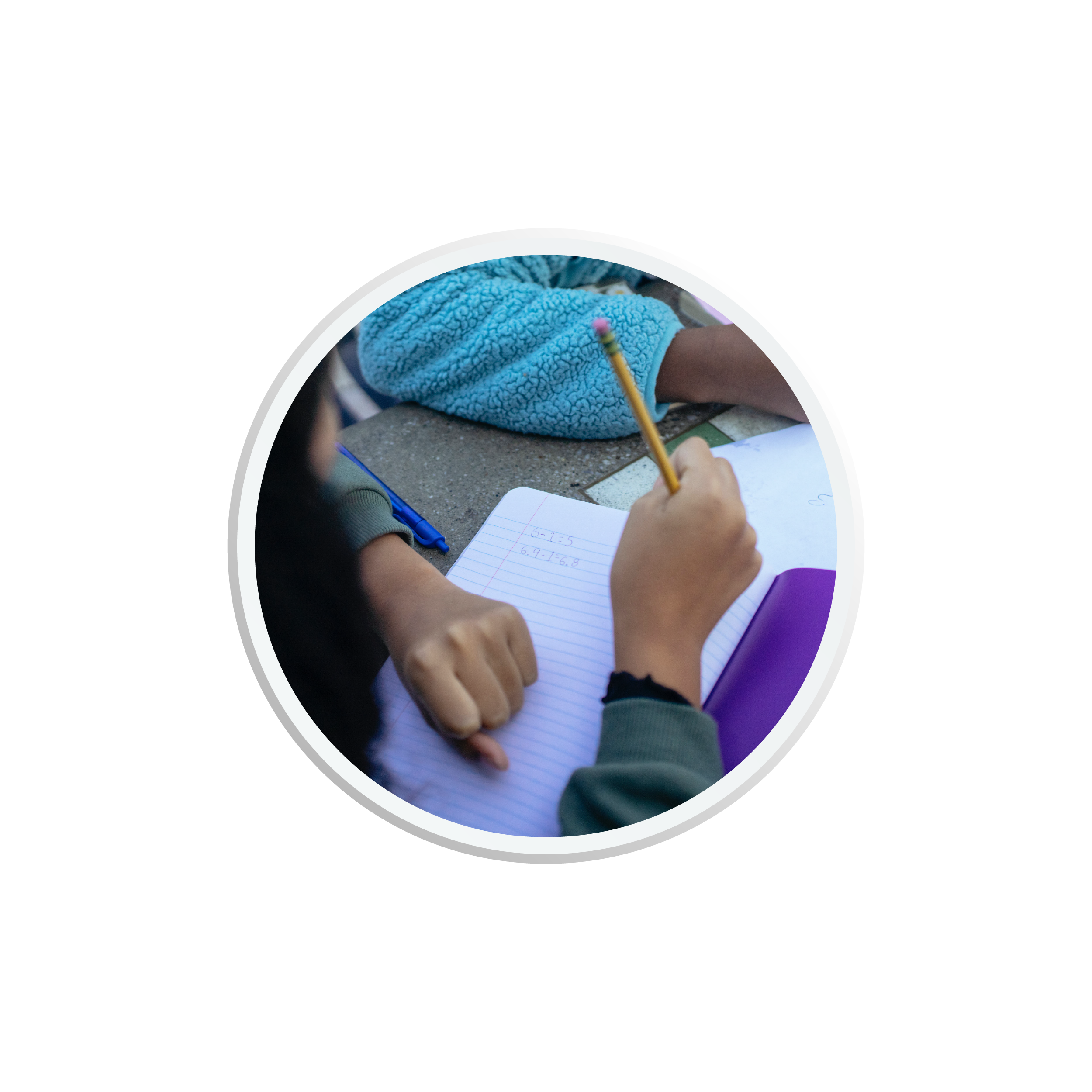 Skoleelever skriver på papirer.