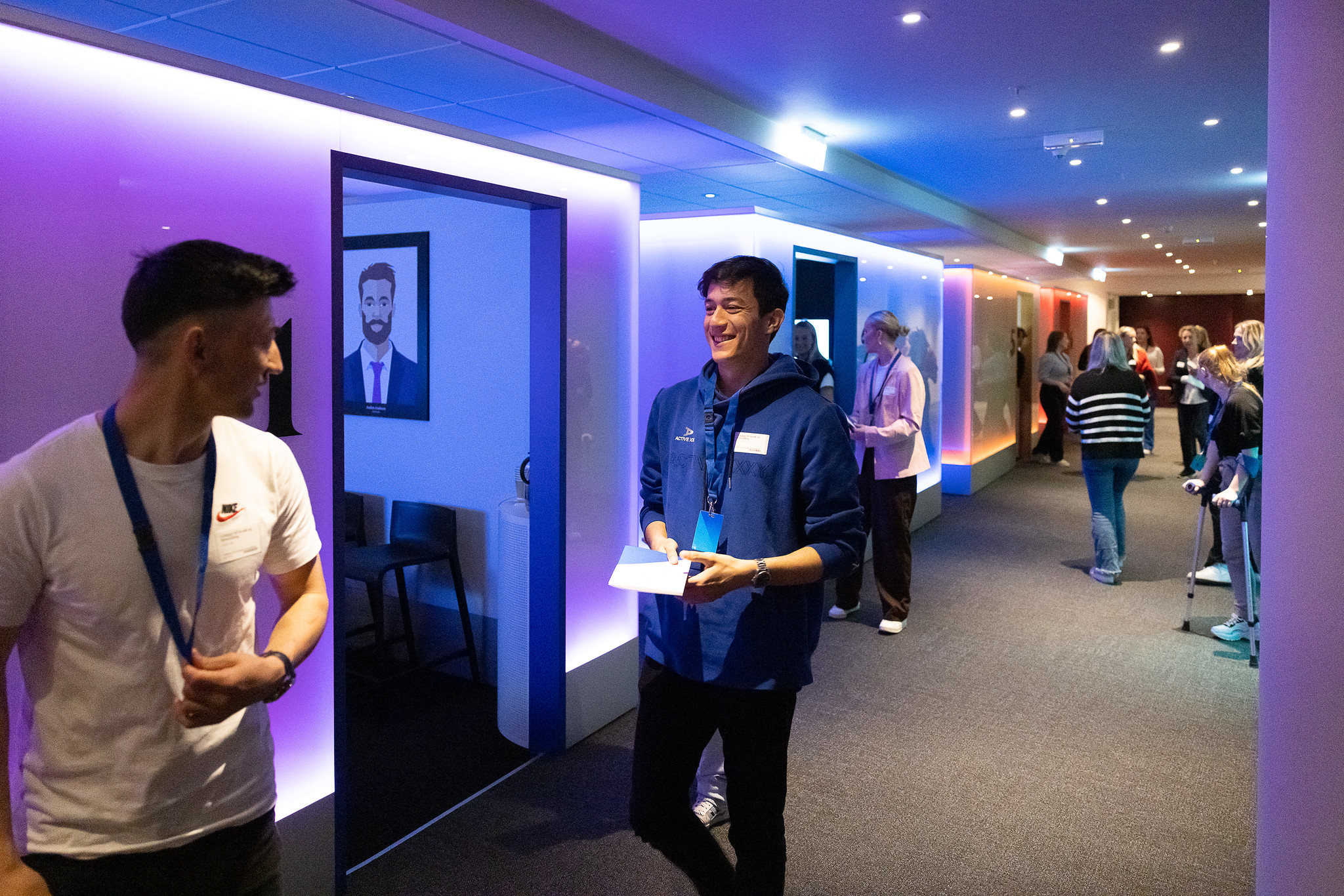 Elever går i en korridor.