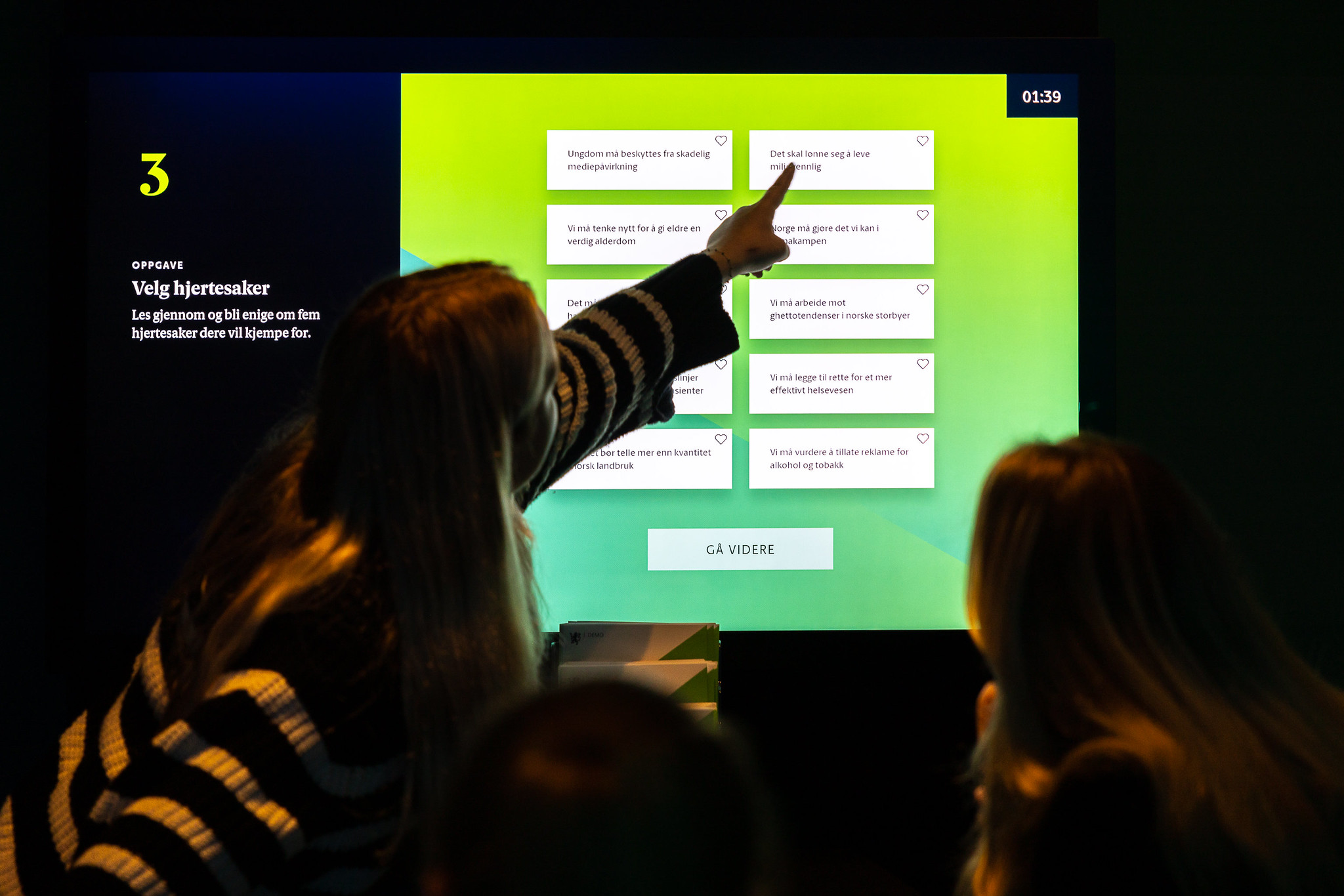 Elevere ser og peker på en skjerm.