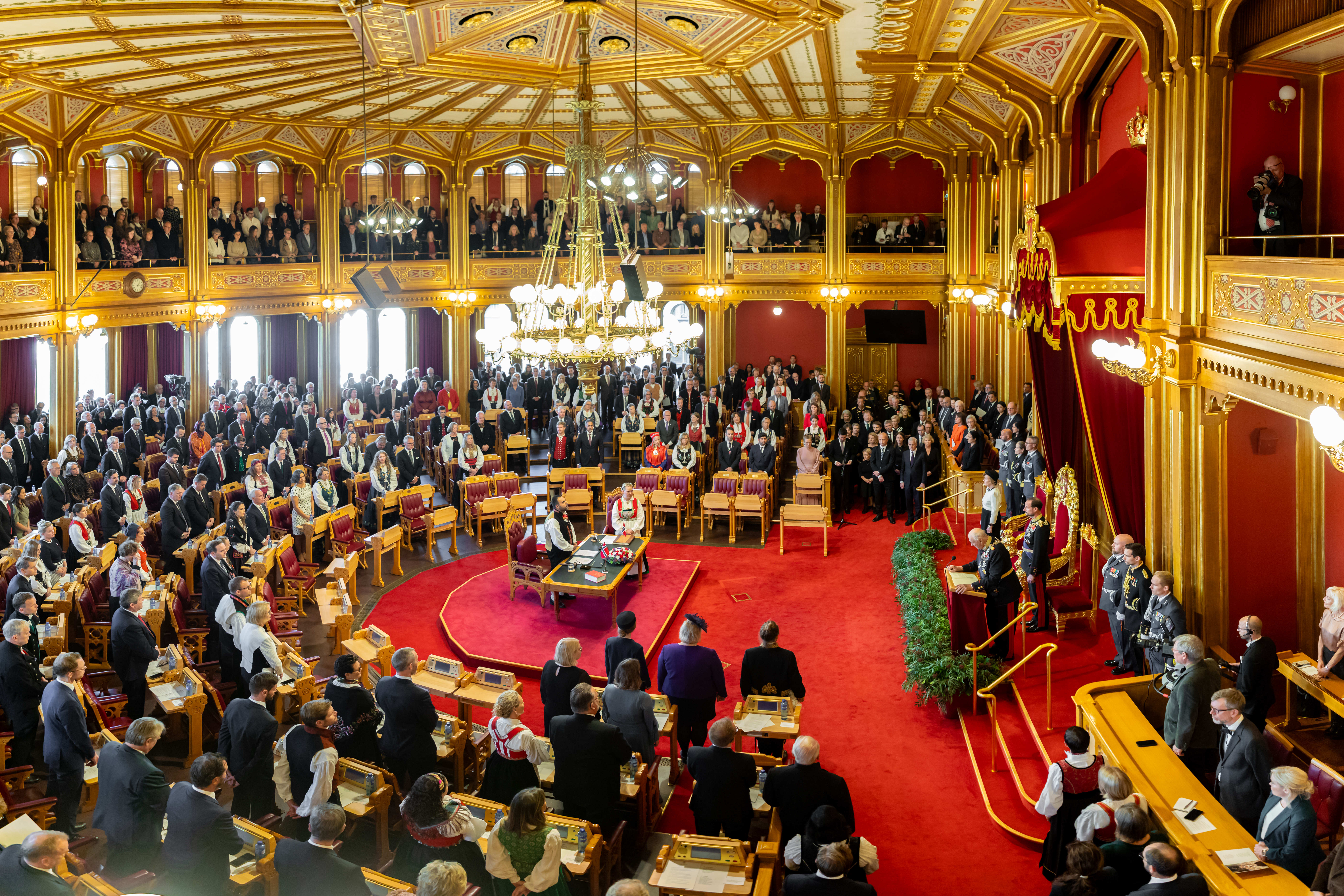 Stortingssalen er full av folk og kongen holder en tale.