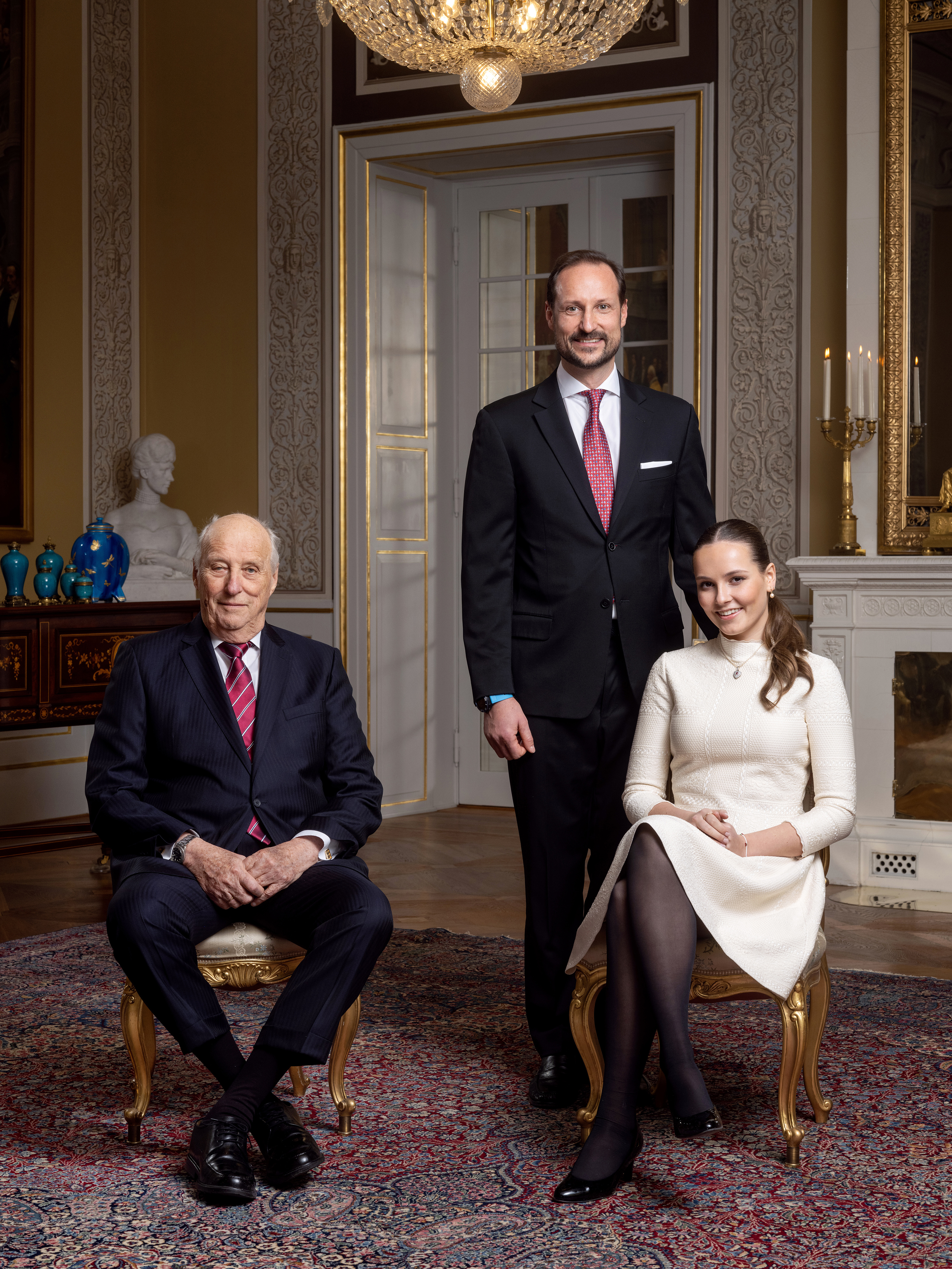 Fotografi av Kong Harald, Kronprins Haakon og Prinsesse Ingrid Alexandra