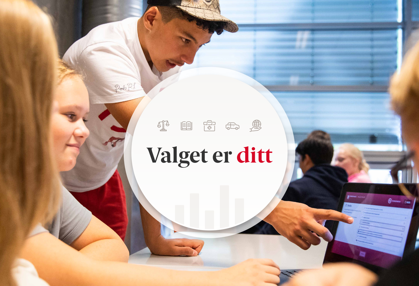 Skoleelever jobber i gruppe. En peker på en skjerm. Etikett med skriften "Valget er ditt" i midten av bildet.