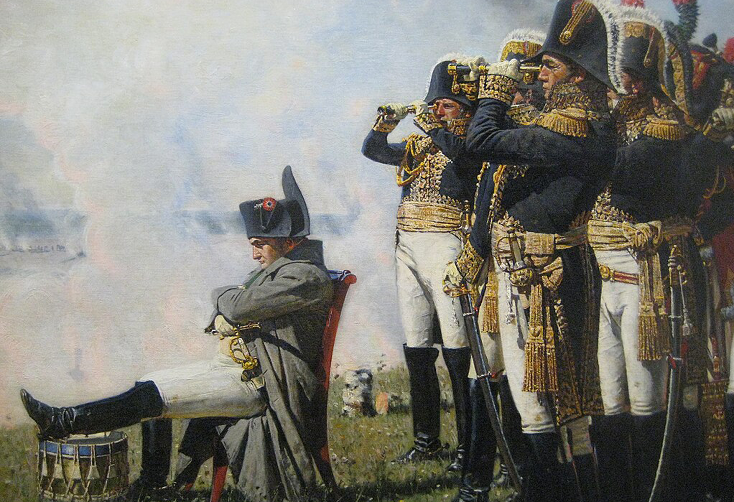 Napoleon sitter med armene i kors, med soldater bak seg.
