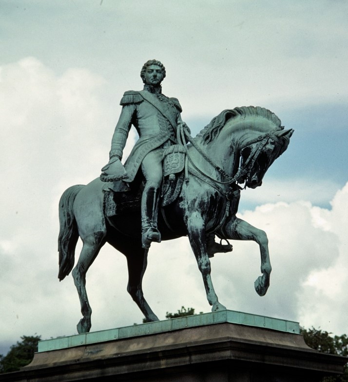 Statue av Karl Johan på en hest.