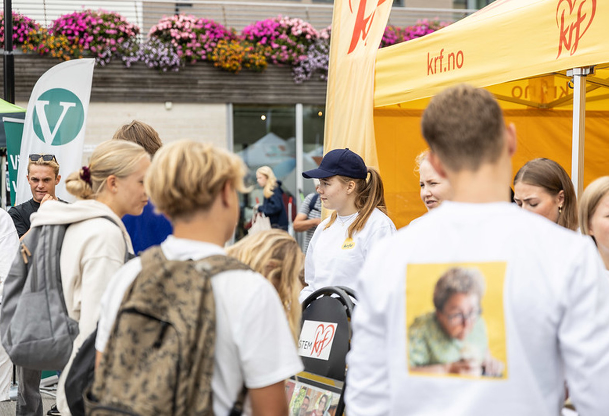 Partier står på stand under en valgkamparrangement.