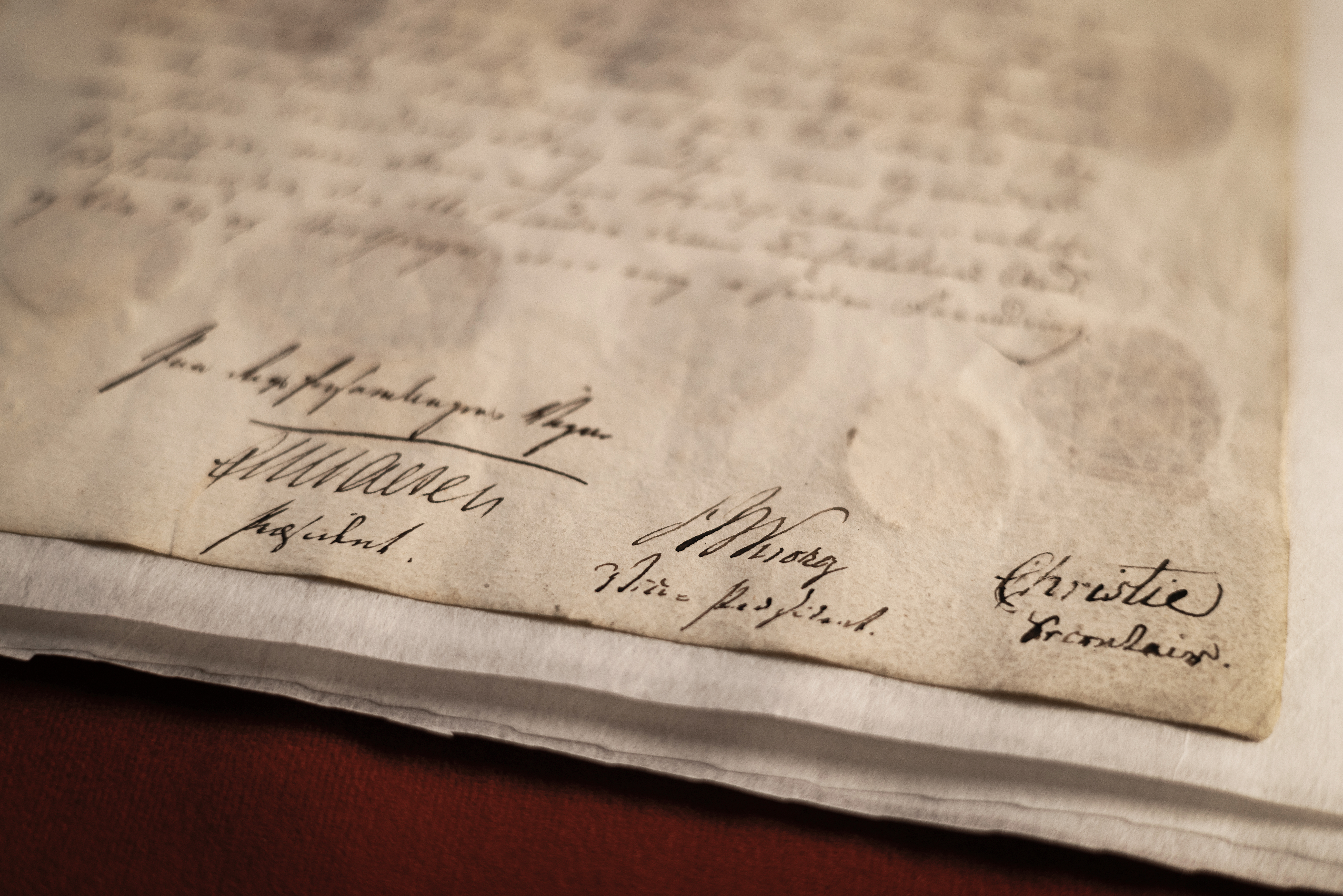 Gammelt dokument med gotisk skrift og tre signaturer.