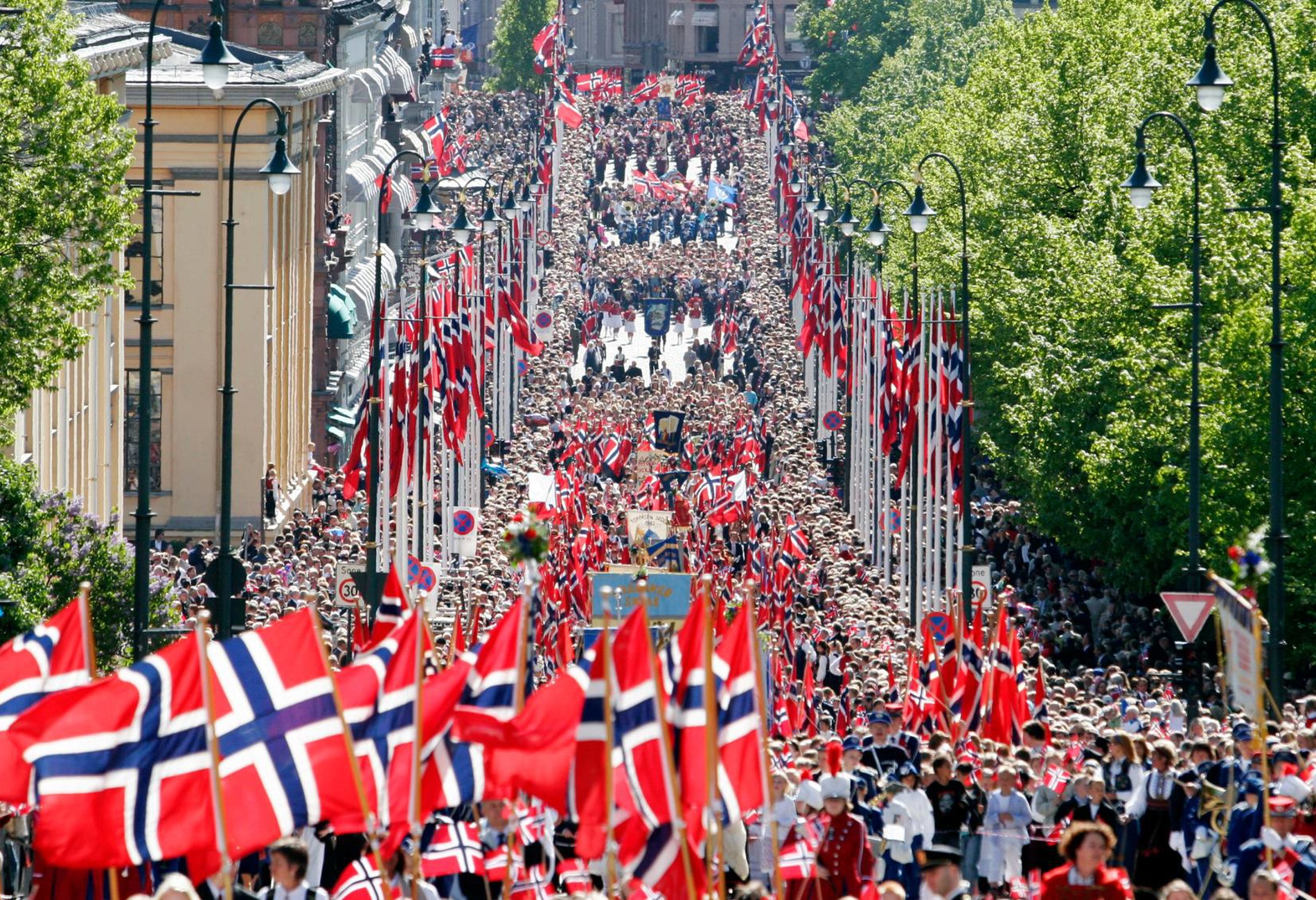 17. mai-tog på Karl Johans gate i Oslo.