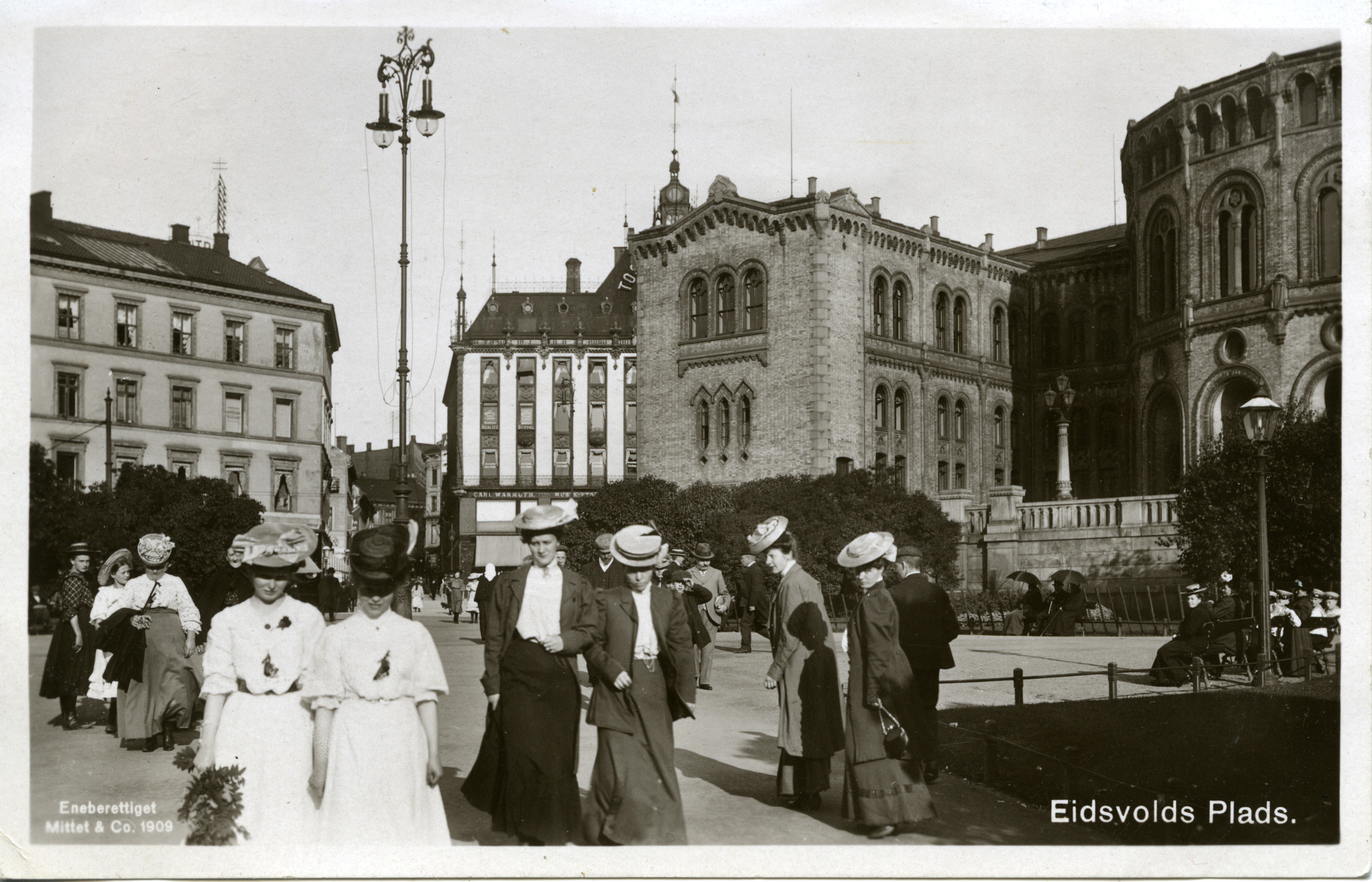 Flere kvinner foran Stortinget