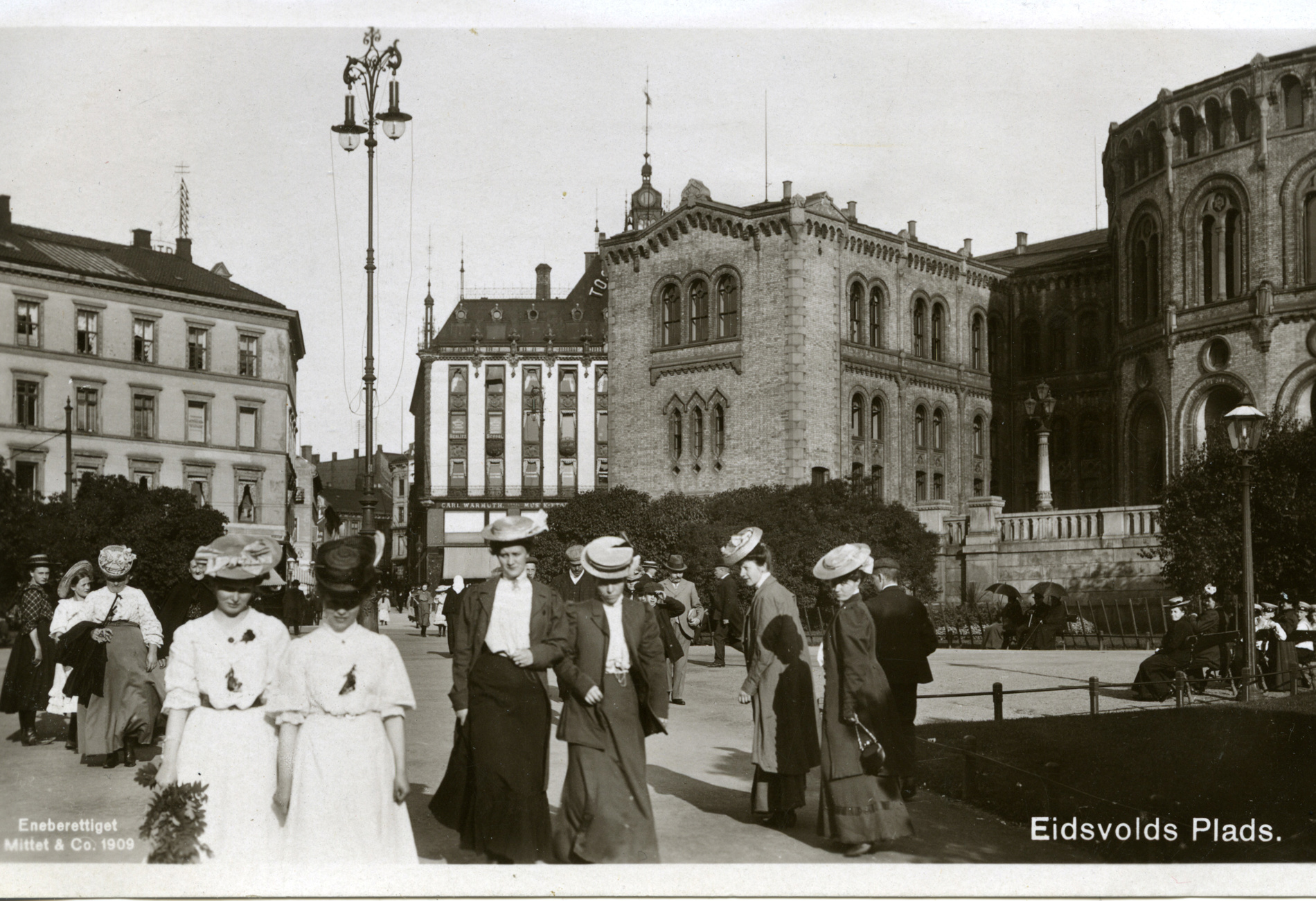 Flere kvinner foran Stortinget