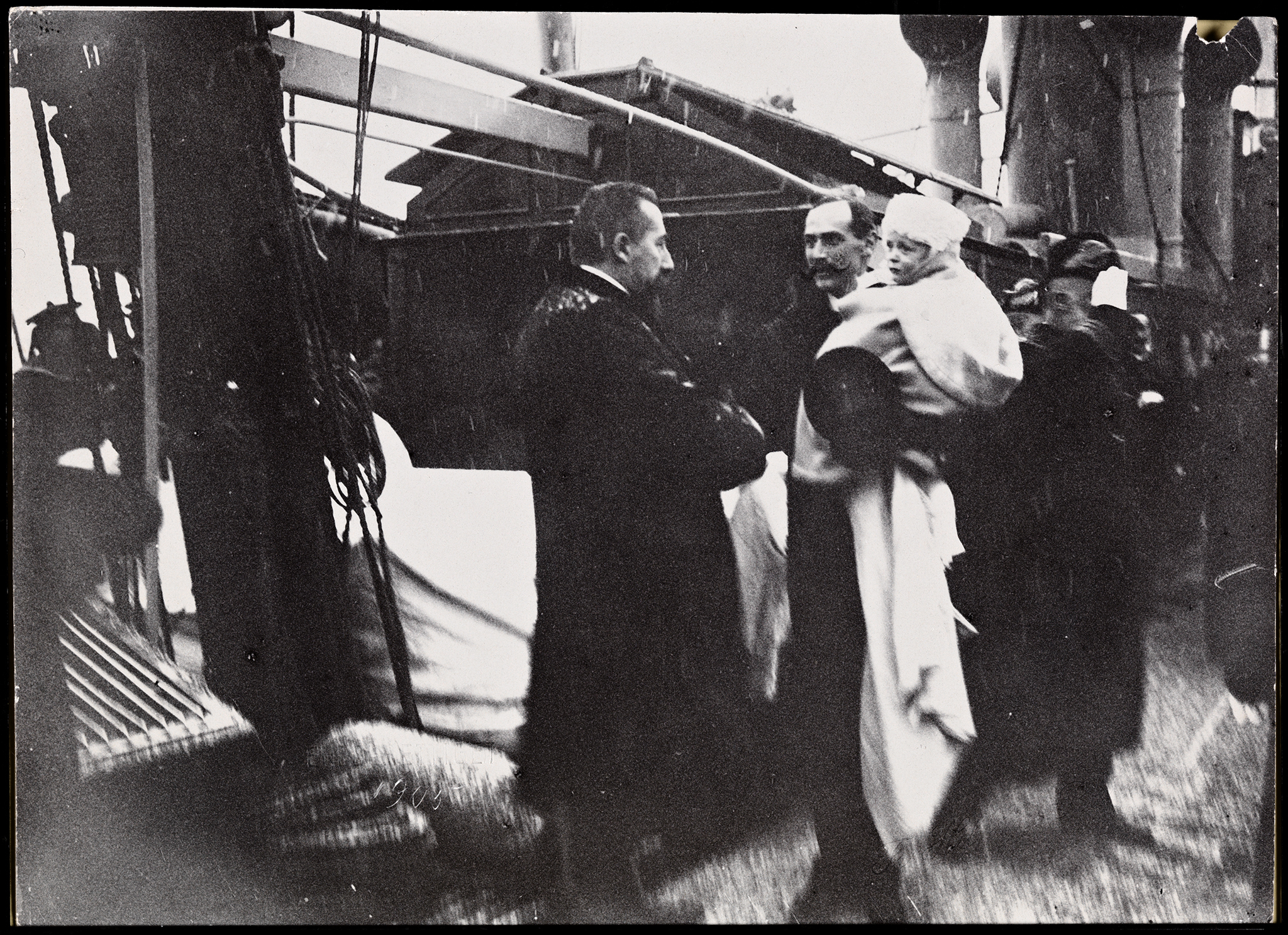 Statsminister Christian Michelsen mottar kong Haakon 7 og kronprins Olav ombord det norske marinefartøyet "Heimdal", 25. november 1905.