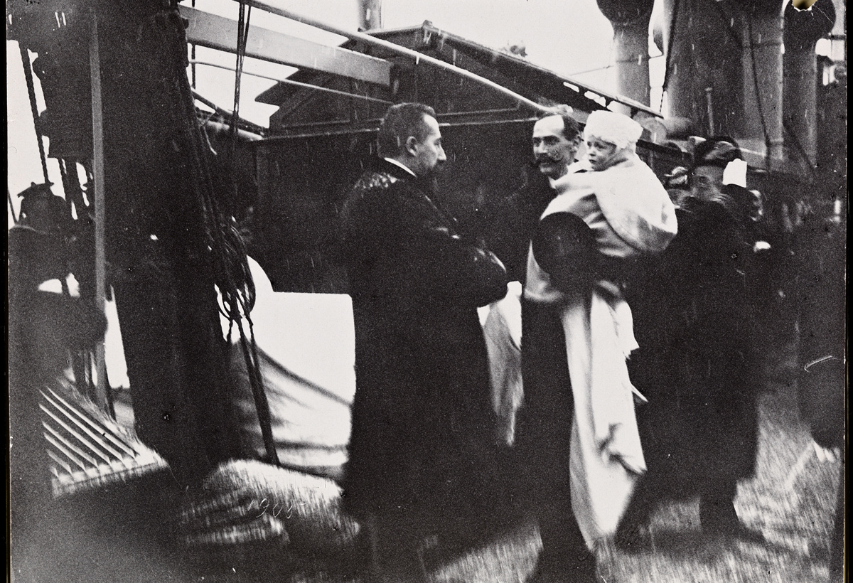 Statsminister Christian Michelsen mottar kong Haakon 7 og kronprins Olav ombord det norske marinefartøyet "Heimdal", 25. november 1905.