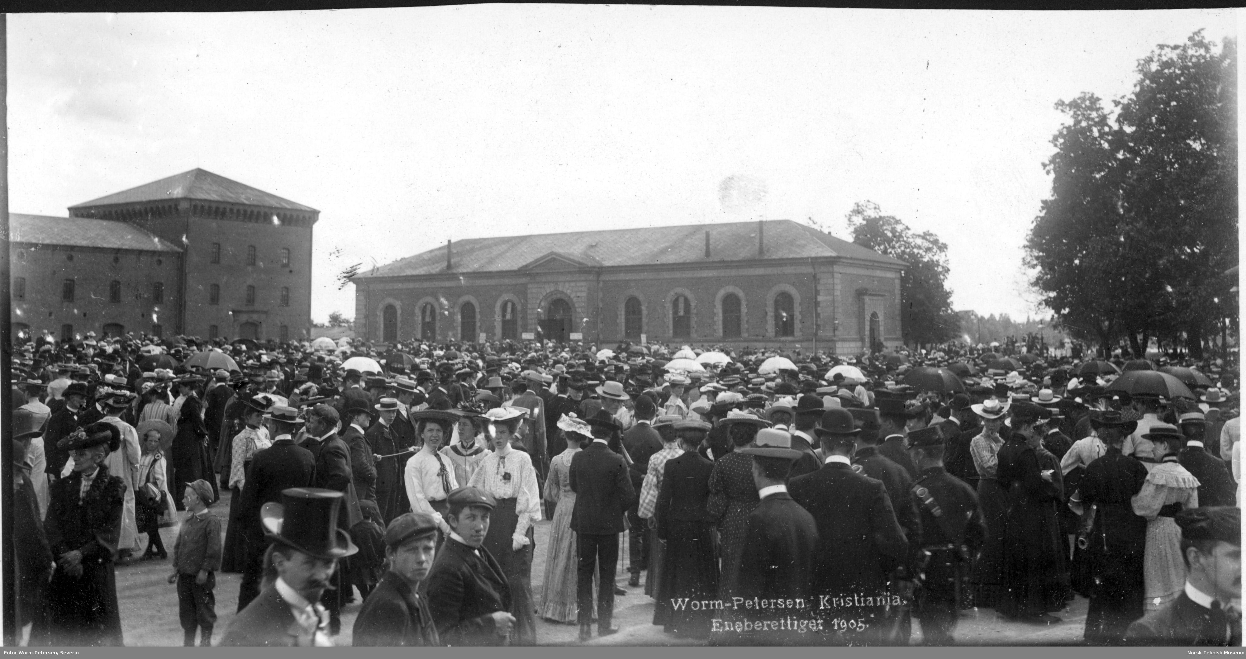 Svart hvitt bilde av en stor folkemengde foran et stemmelokale i Oslo.