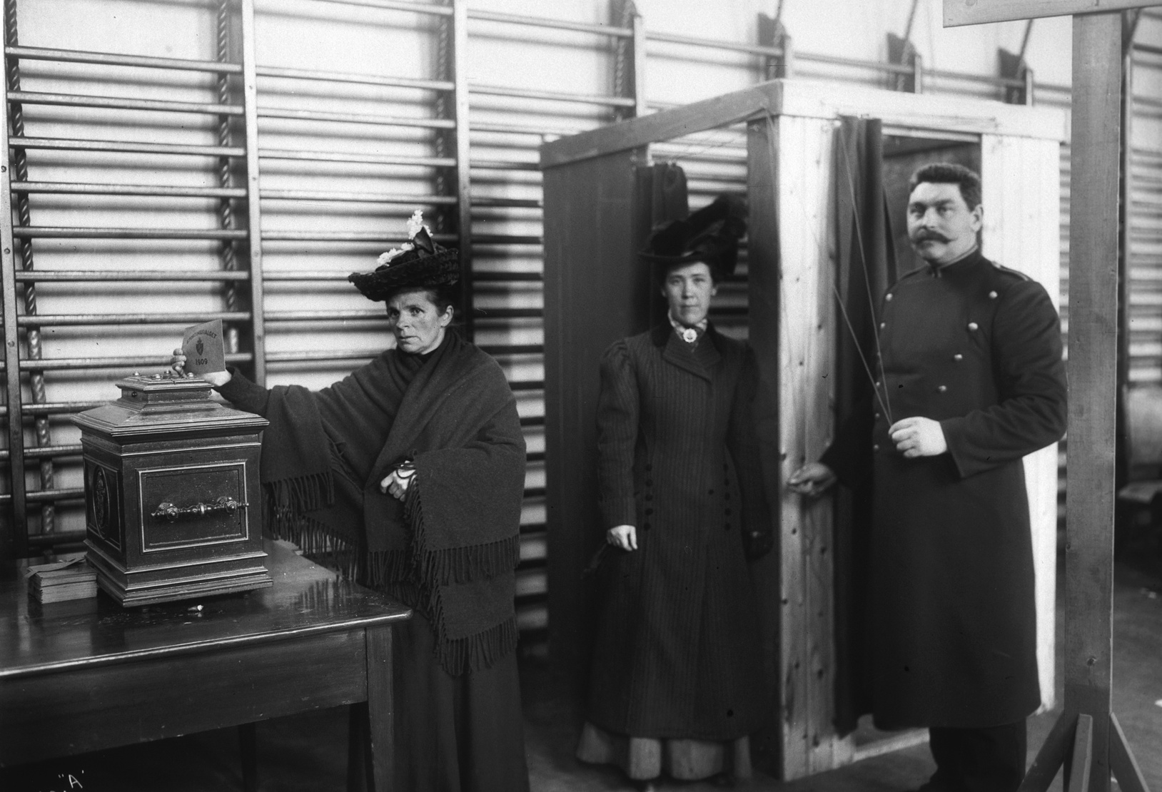 Kvinne avlegger stemme ved stortingsvalg 1/11 1913.