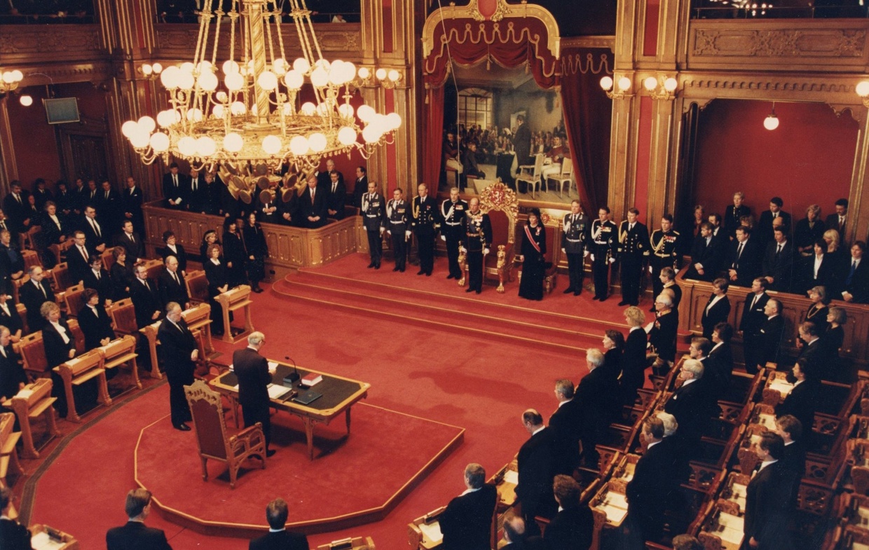 Kong Harald avlegger sin ed for Stortinget i 1991.