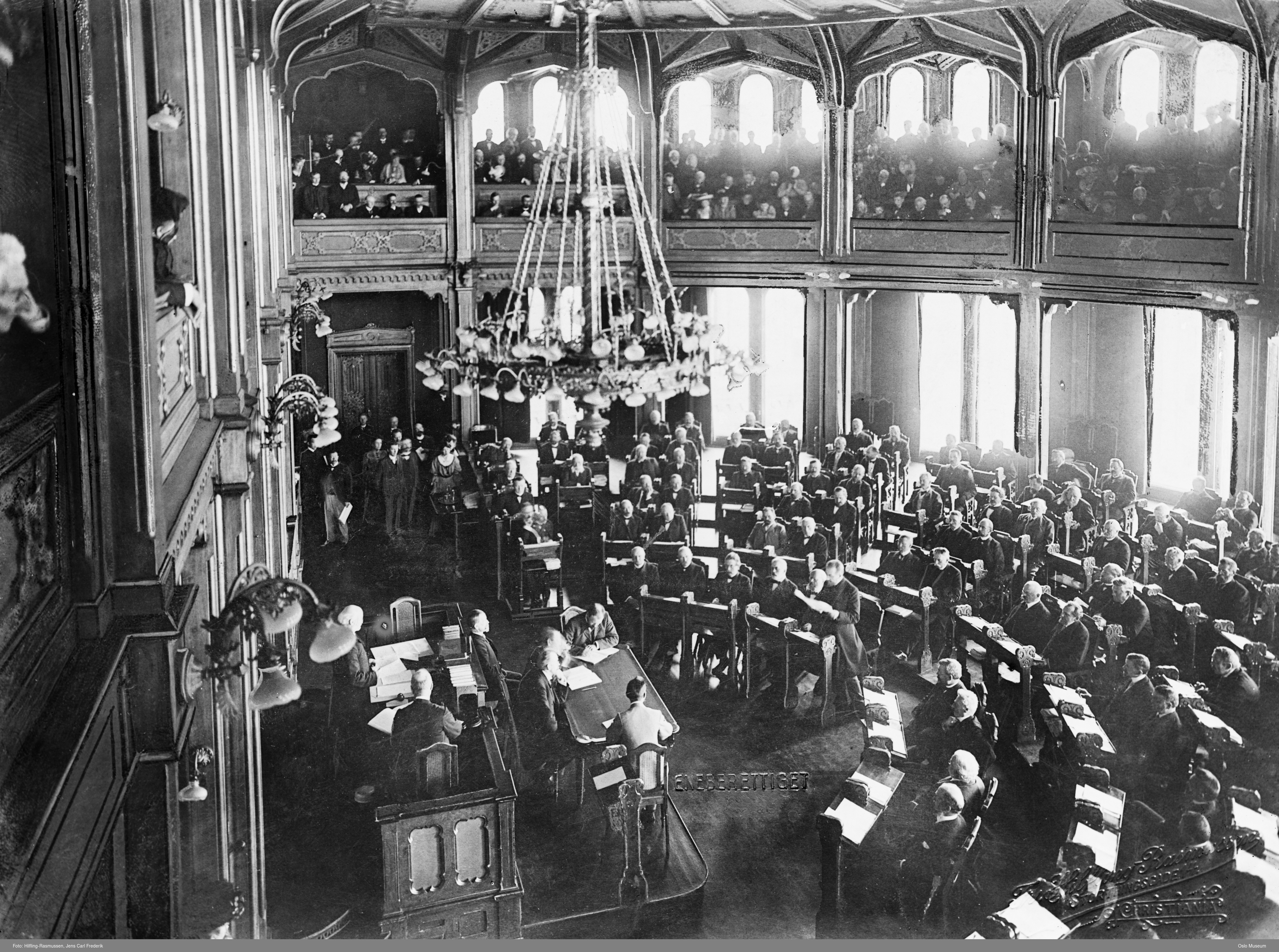 Svart hvitt bilde av stortingssalen, med mange mennesker til stede. 