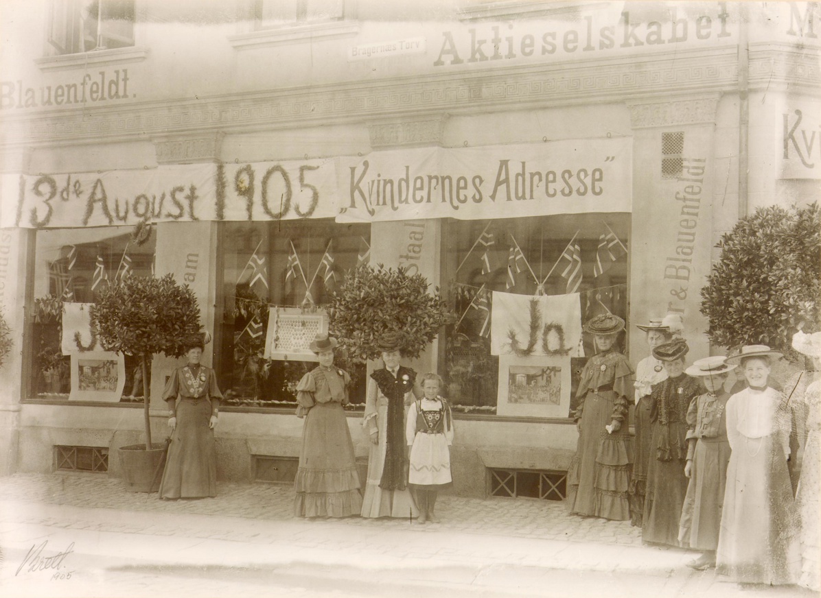 I 1905 ble det samlet inn nesten 300 000 stemmer fra kvinner, til støtte for forslaget om at Norge skulle ut av unionen med Sverige. 