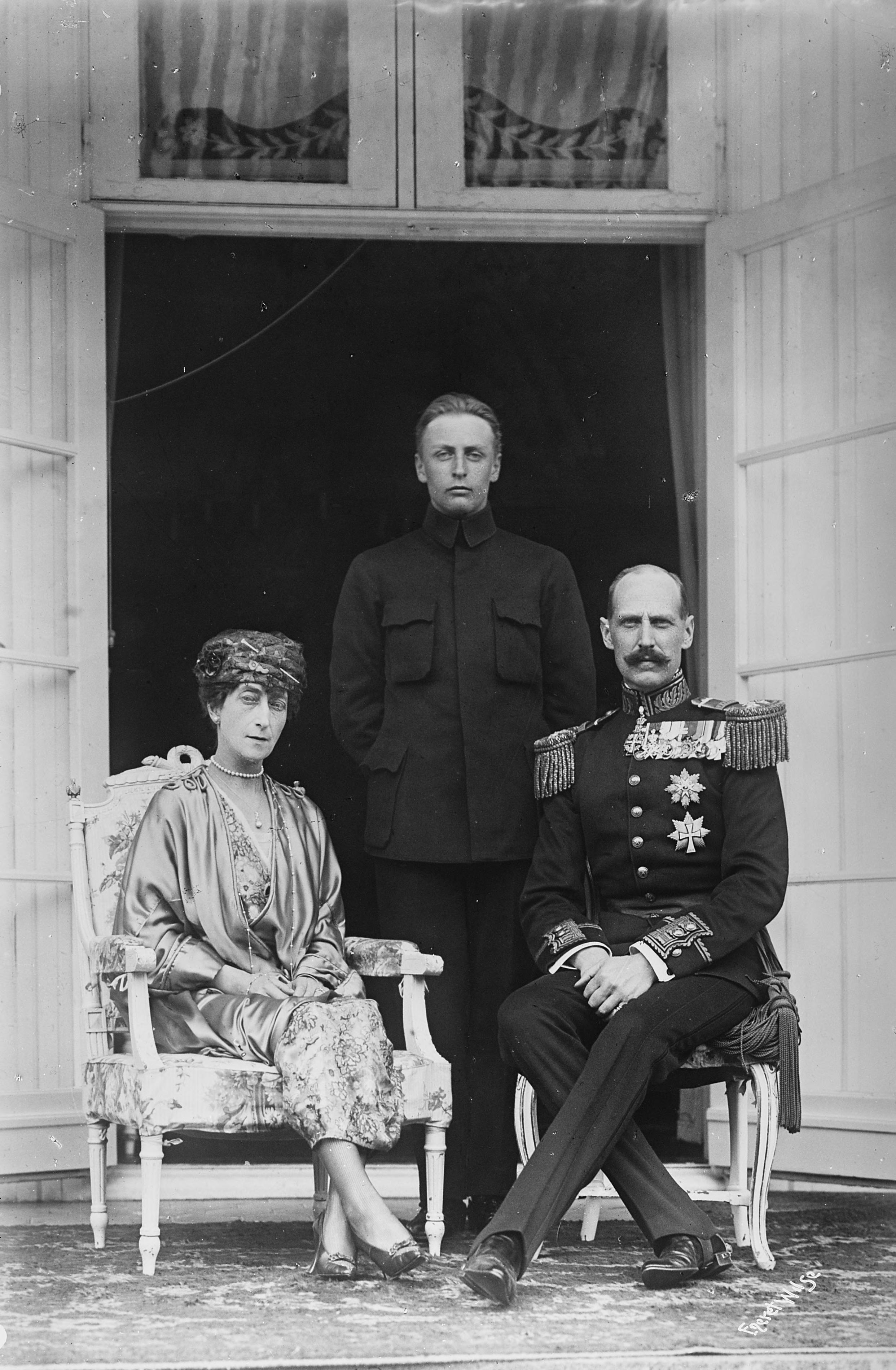 Portrettbilde av dronning Maud, kronprins Olav og Kong Haakon VII