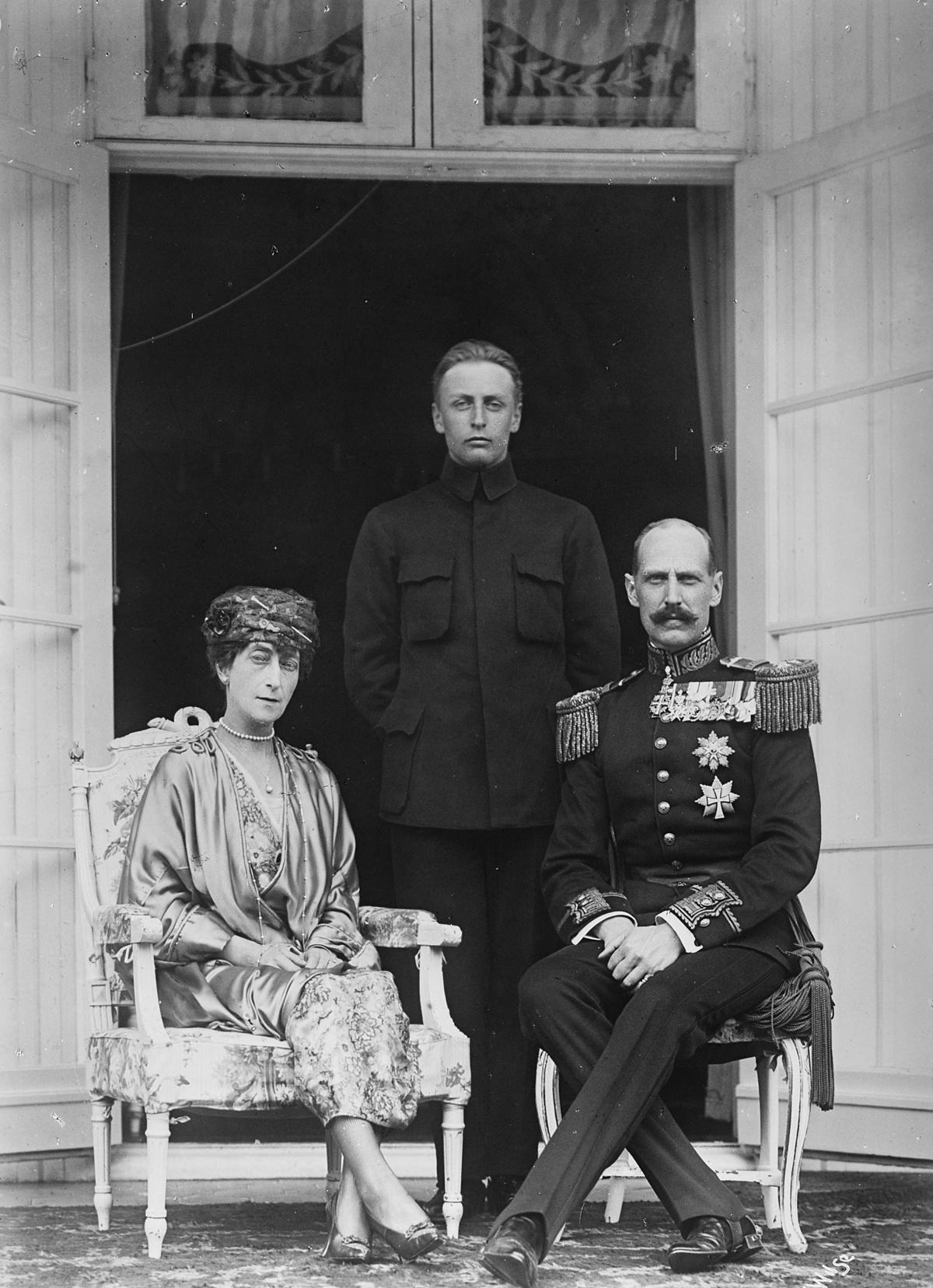 Portrettbilde av dronning Maud, kronprins Olav og Kong Haakon VII