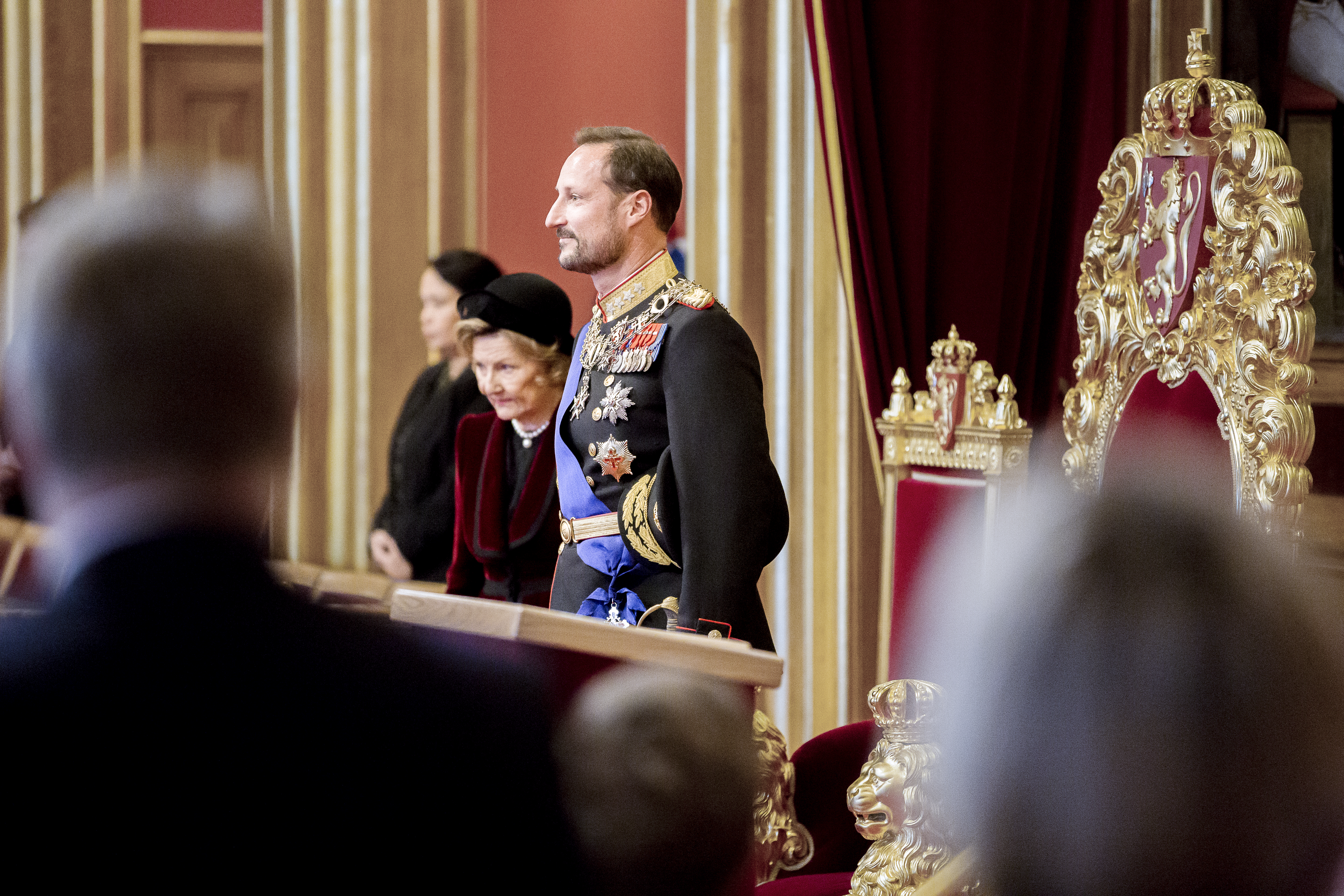 Kong Haakon i stortingssalen