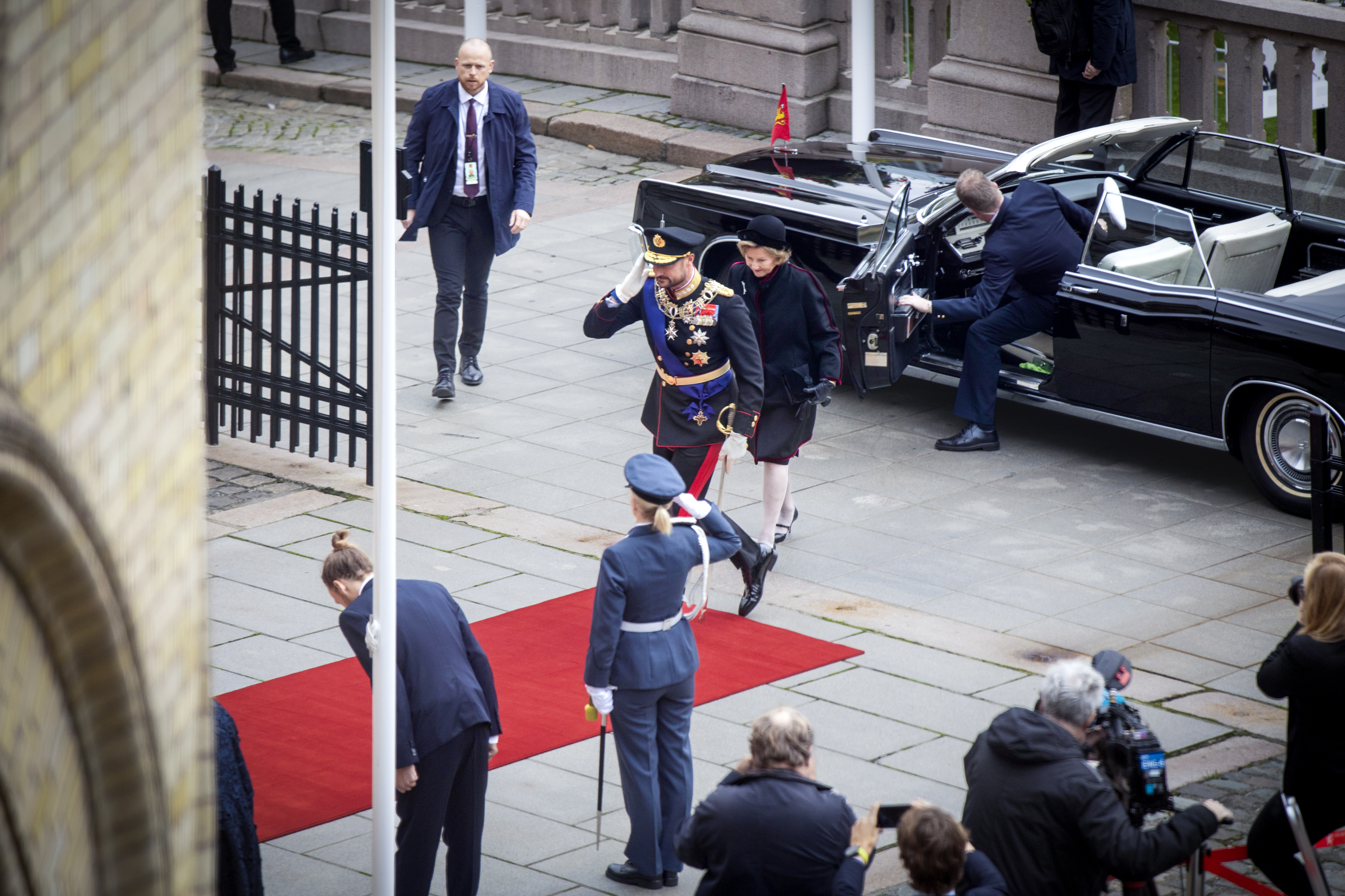 Kong Haakon og Dronning Sonja ankommer Stortinget.