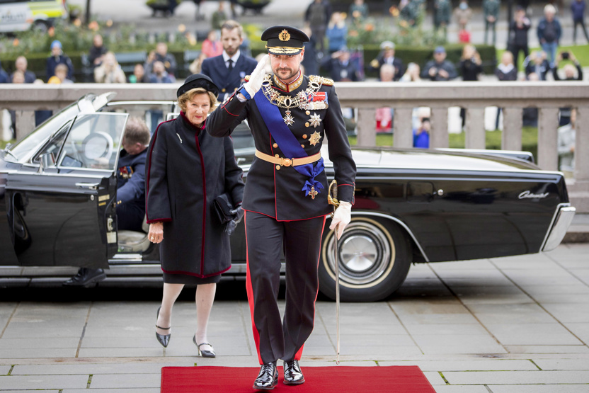 Kong Haakon ankommer Stortinget, Dronning Sonja er like bak.