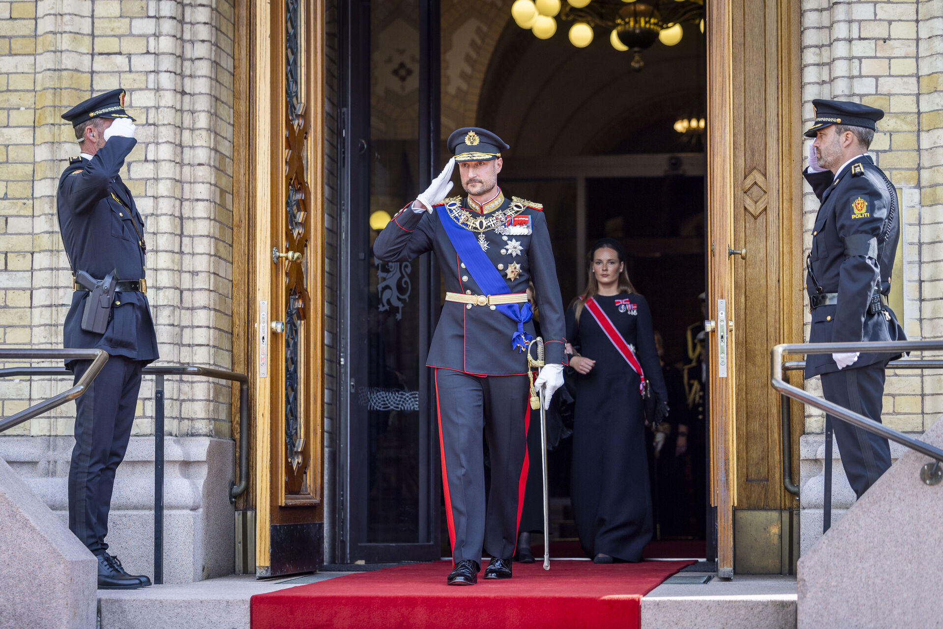 Kong Haakon på vei ut av Stortinget.