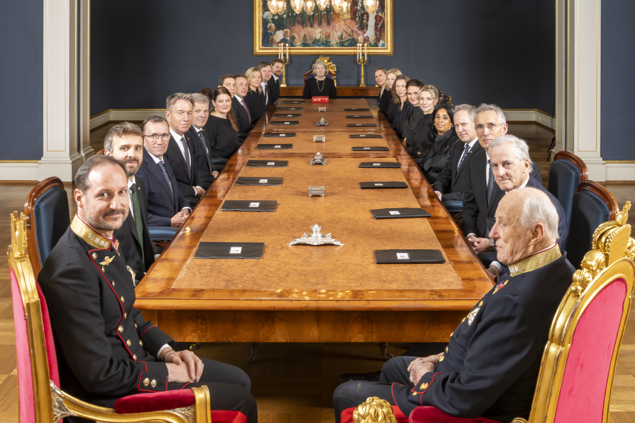 Regjeringen i statsrådsmøte med Kong Harald og kronprins Haakon.