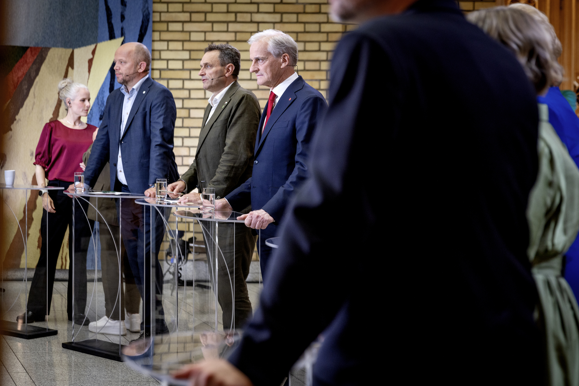 Bergstø, Vedum, Hermstad og Støre i vandrehallen på Stortinget.
