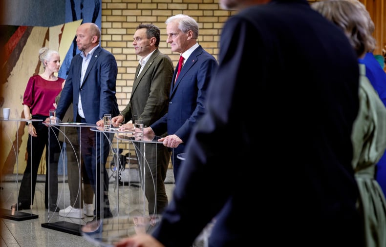 Bergstø, Vedum, Hermstad og Støre i vandrehallen på Stortinget.