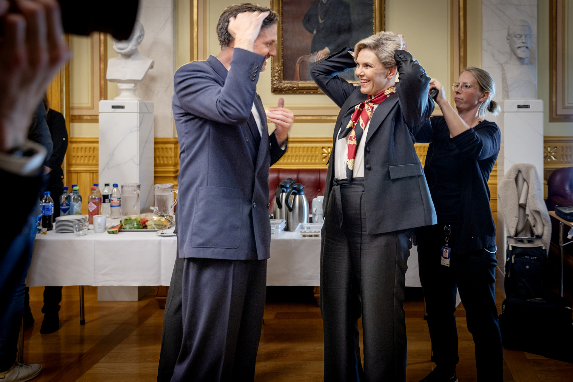 Dag Inge Ulstein og Sylvi Listhaug prater sammen.