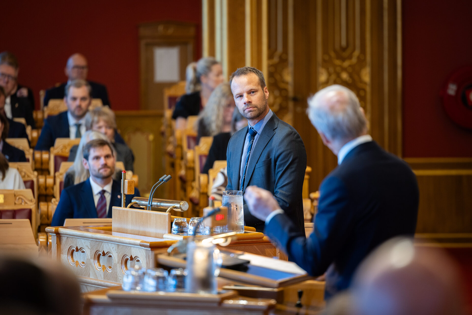 Jon Helgheim og Jonas Gahr Støre i stortingssalen.