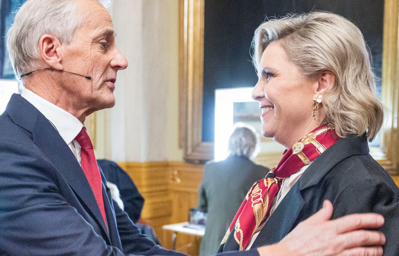 Jonas Gahr Støre og Sylvi Listhaug snakker sammen.